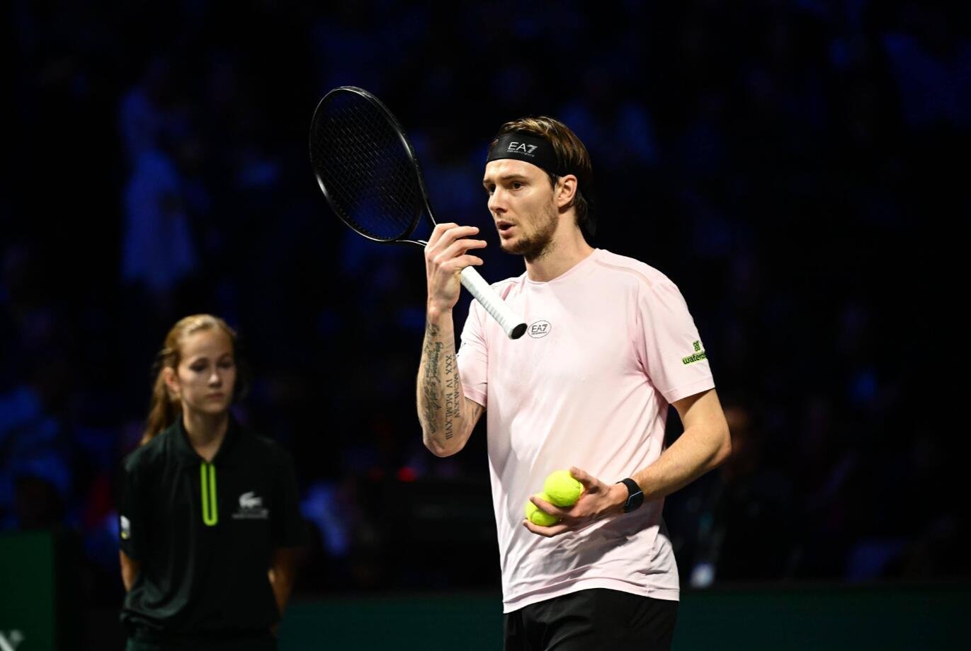 Бублик одержал волевую победу над Де Минором в четвертьфинале парижского «Мастерса».