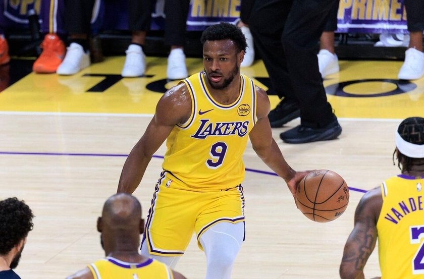 Бронни Джеймс первым в истории НБА ассистировал своему отцу.