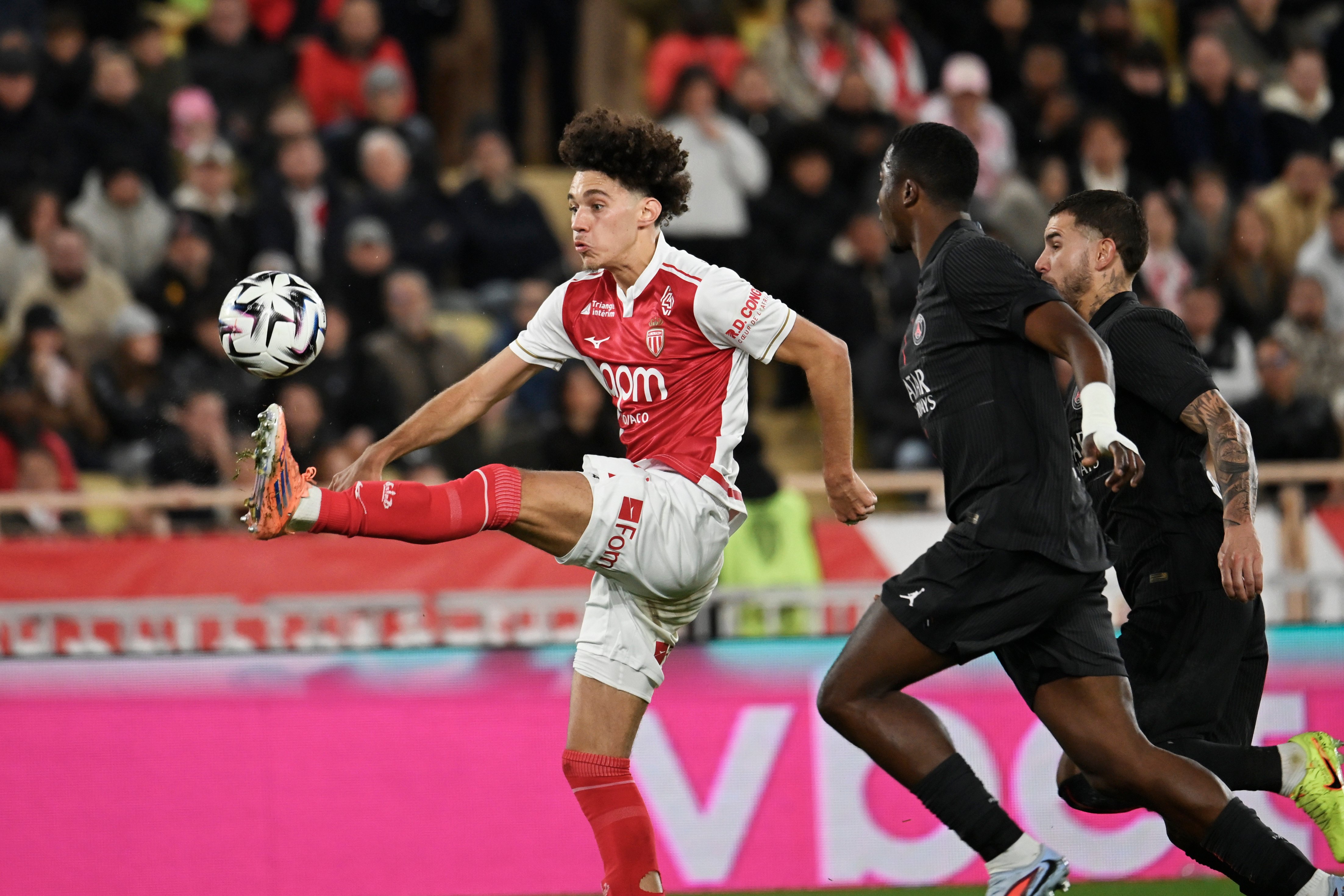 «Монако» в меньшинстве обыграл «ПСЖ», Головин сделал ассист.