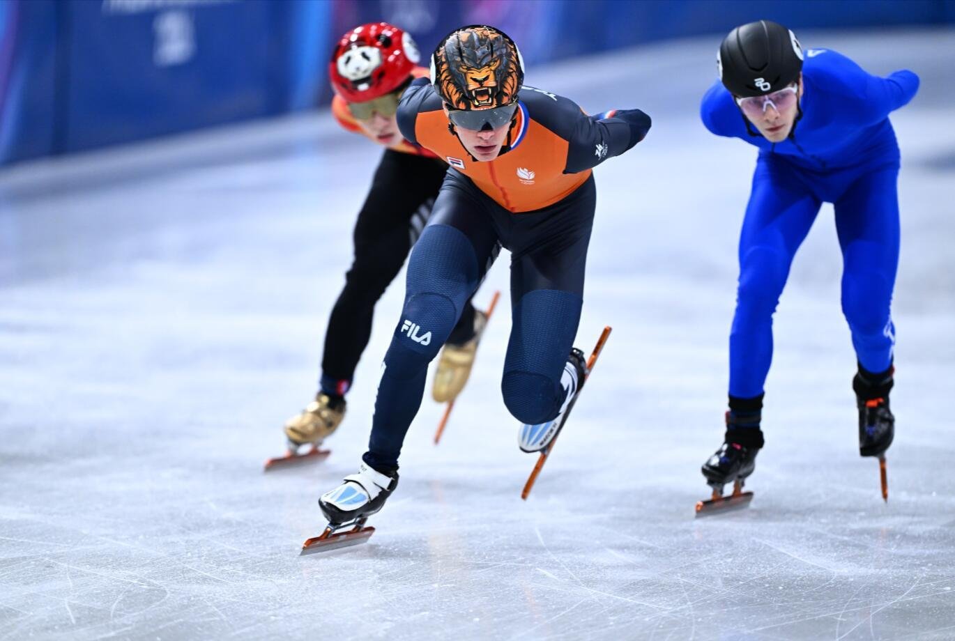 Россиянина Посашкова дисквалифицировали с забега на Олимпиаде из-за толчка китайца Сяоцзюня.