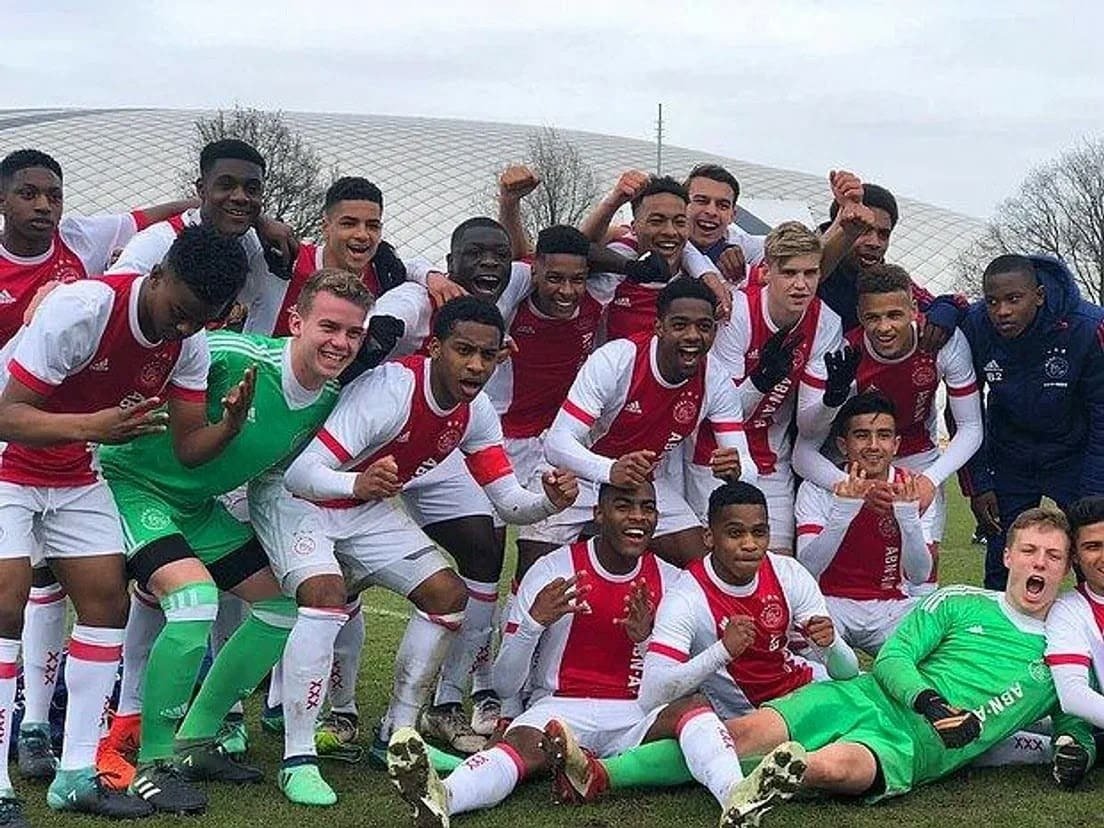 Состав «Аякса»-U18, в составе которого действующие игроки АПЛ: Бробби, Гравенберх, Хато, Тимбер и его брат Куинтон («Фейеноорд»). 