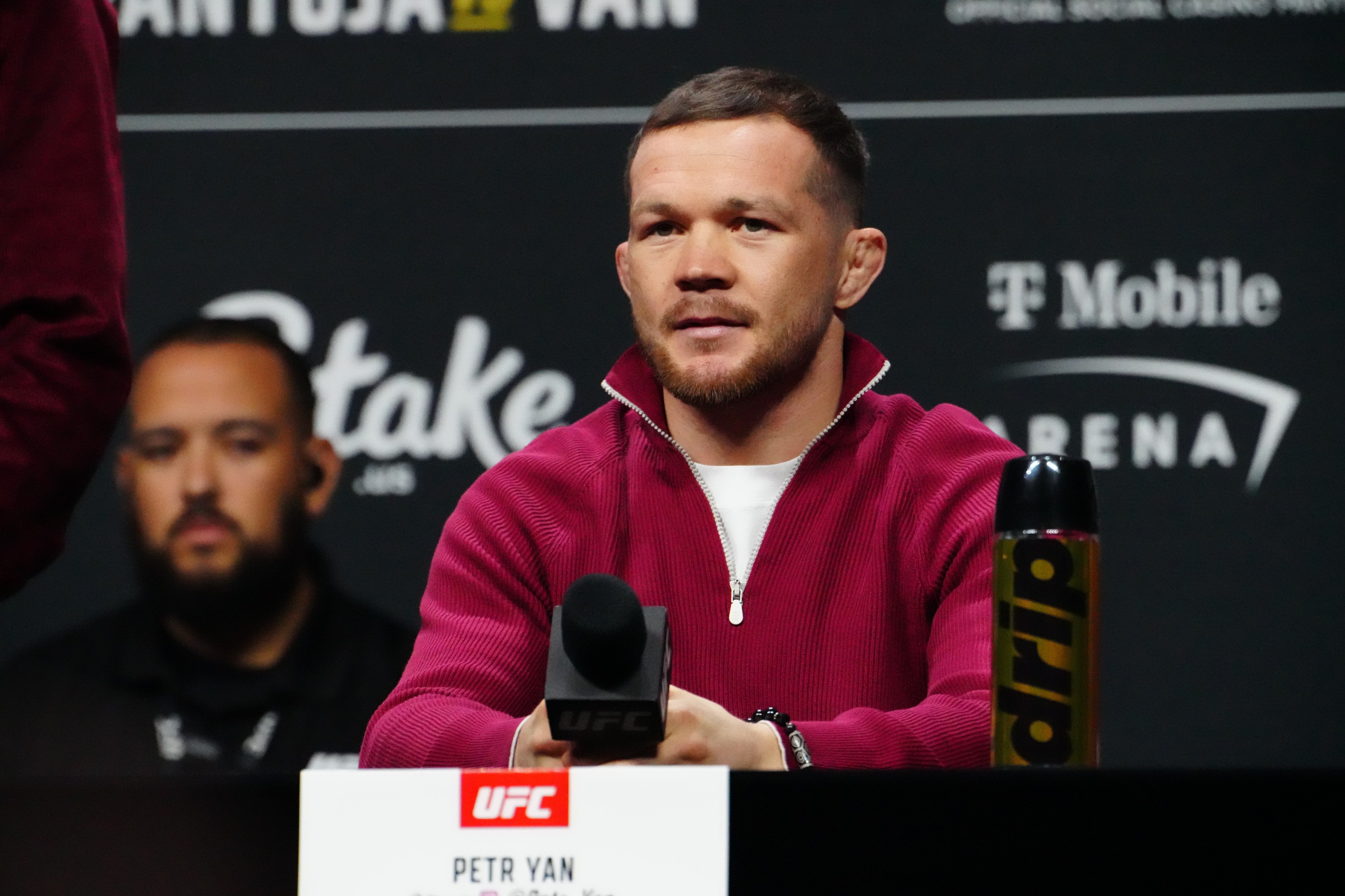 Пётр Ян победил Двалишвили в реванше, вернув чемпионский пояс UFC в легчайшем весе.