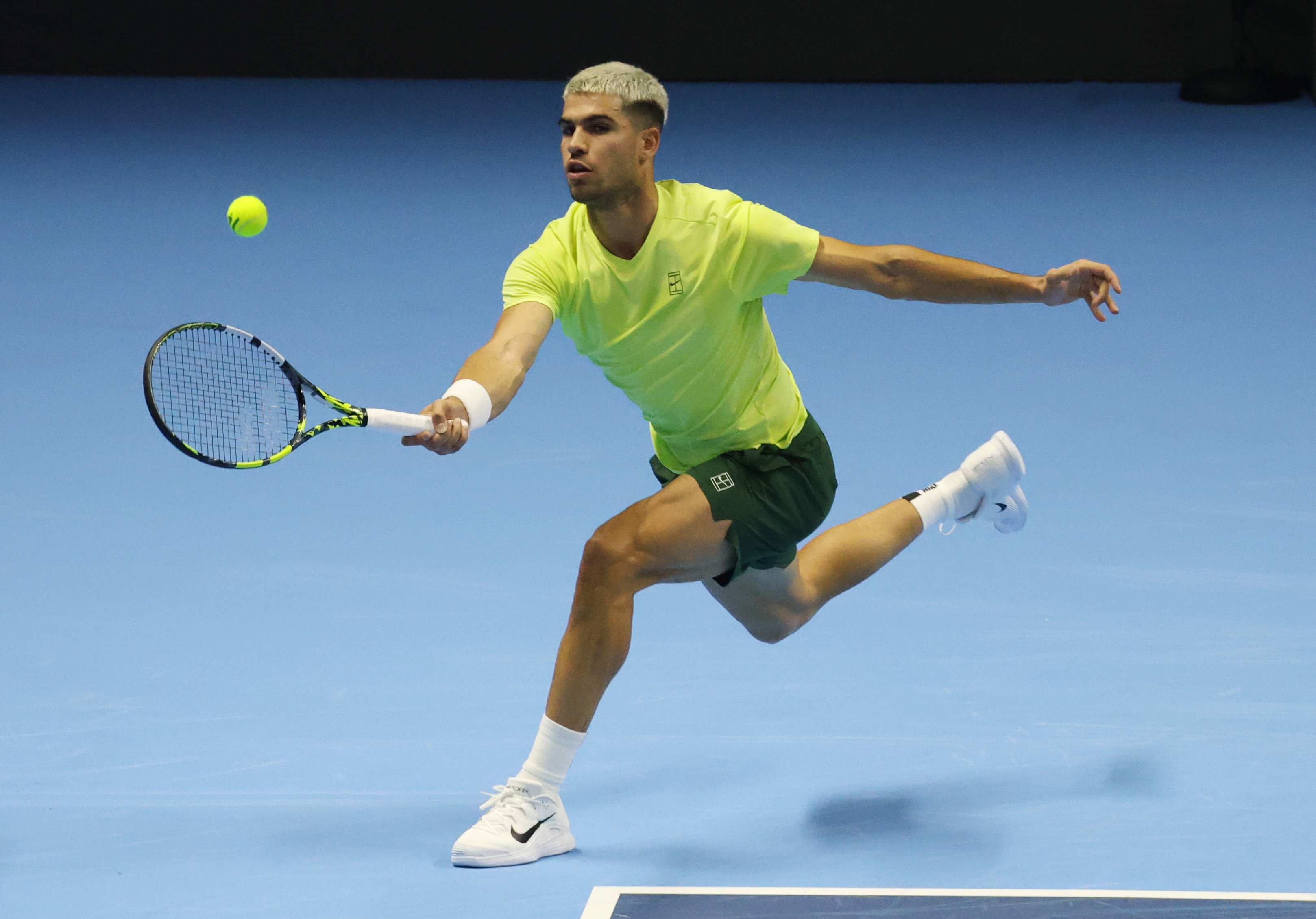 Алькарас в двух сетах обыграл Де Минора в стартовом матче Итогового турнира-2025.