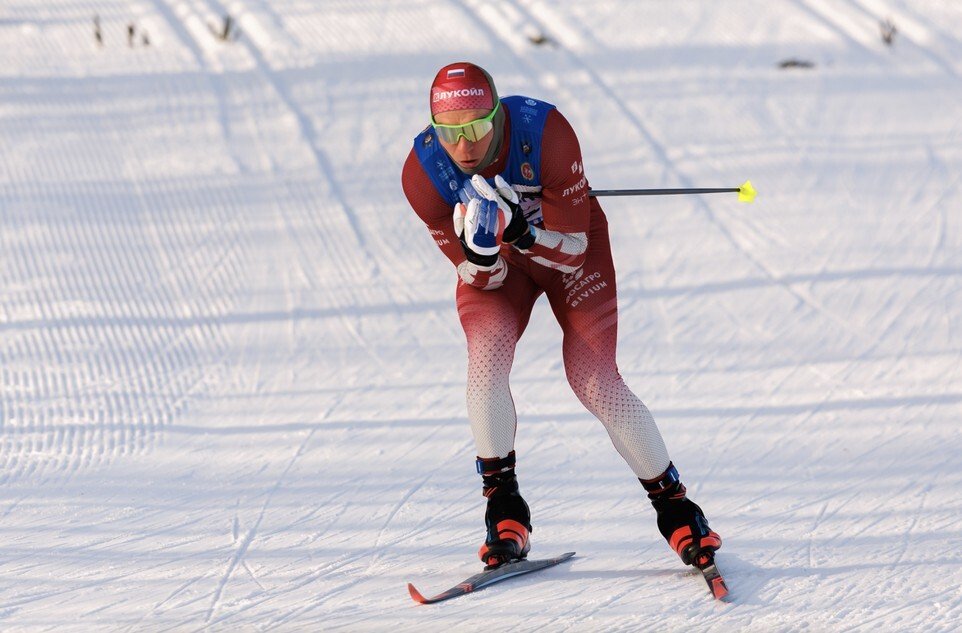 Большунов завоевал золотую медаль в спринте на чемпионате России.