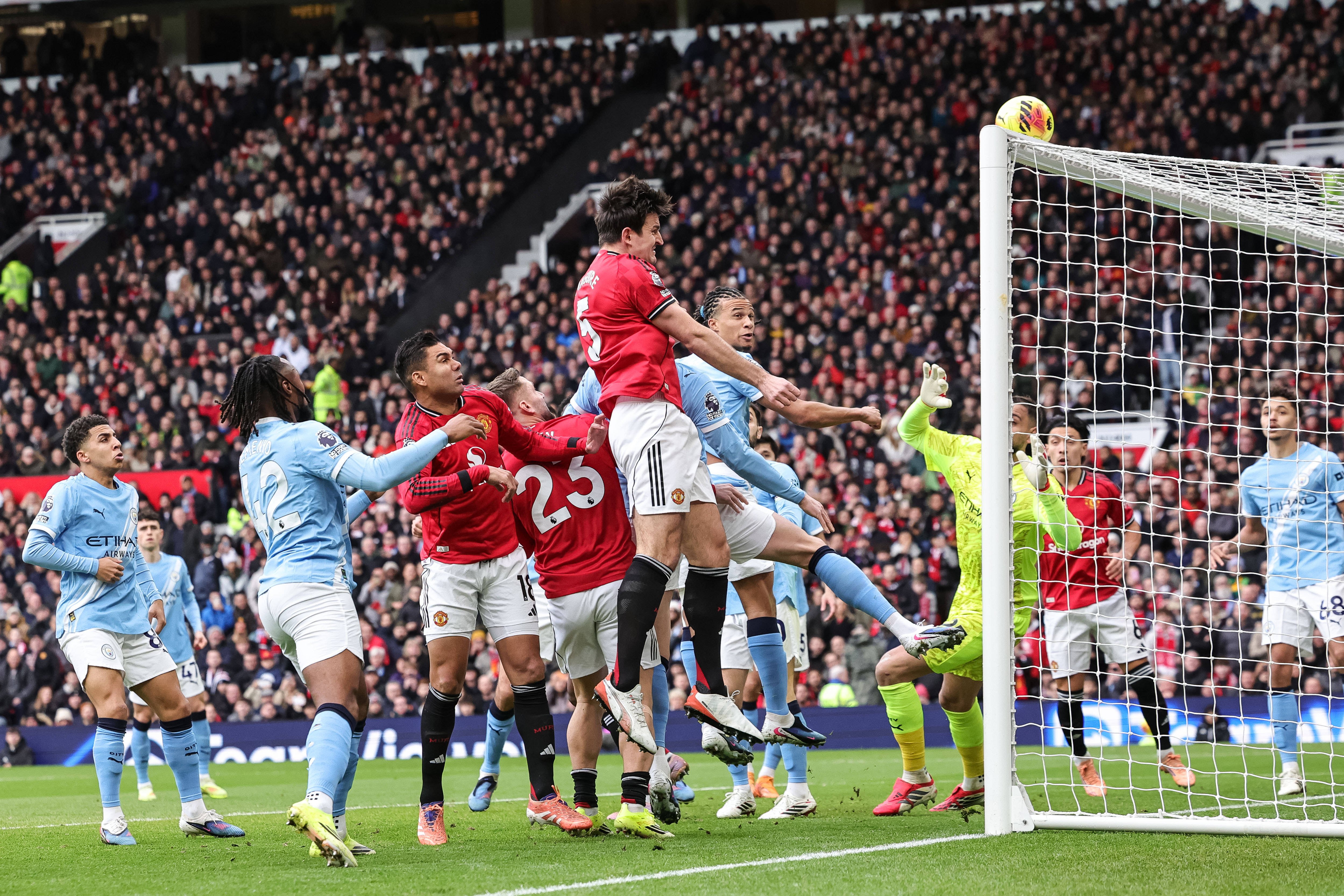 «Манчестер Юнайтед» победил «Сити» в дебютном матче Кэррика, несмотря на три отменённых гола.