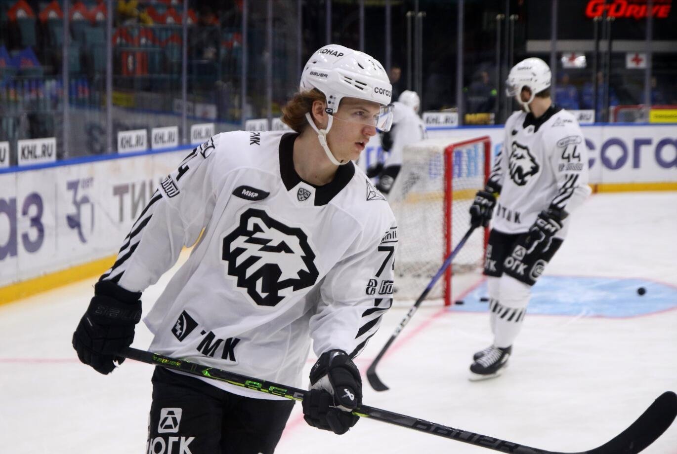 Дебютный гол Кравцова после возвращения помог «Трактору» обыграть «Амур» в КХЛ.