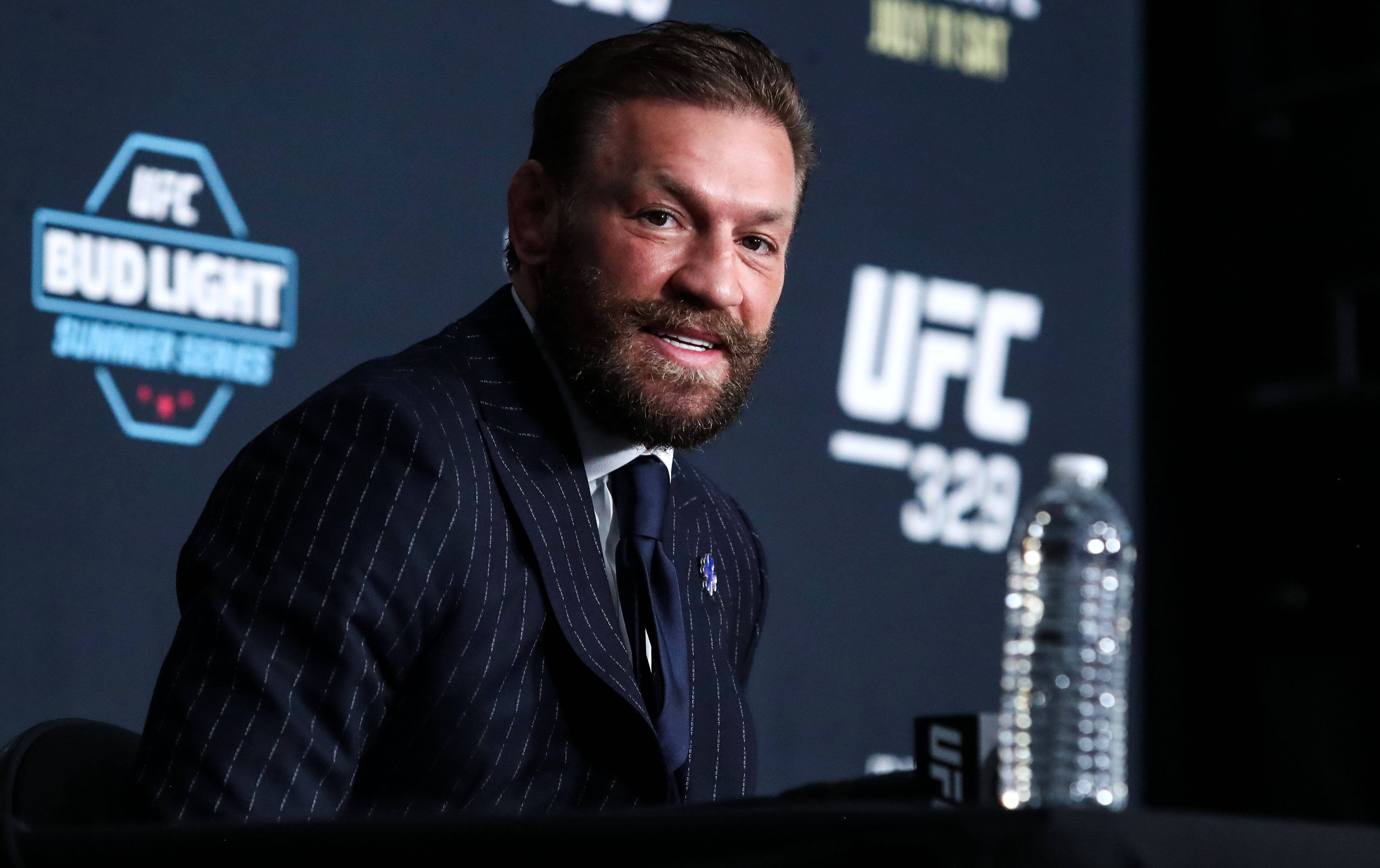 Где смотреть бой UFC Макгрегор — Холлоуэй 12 июля.