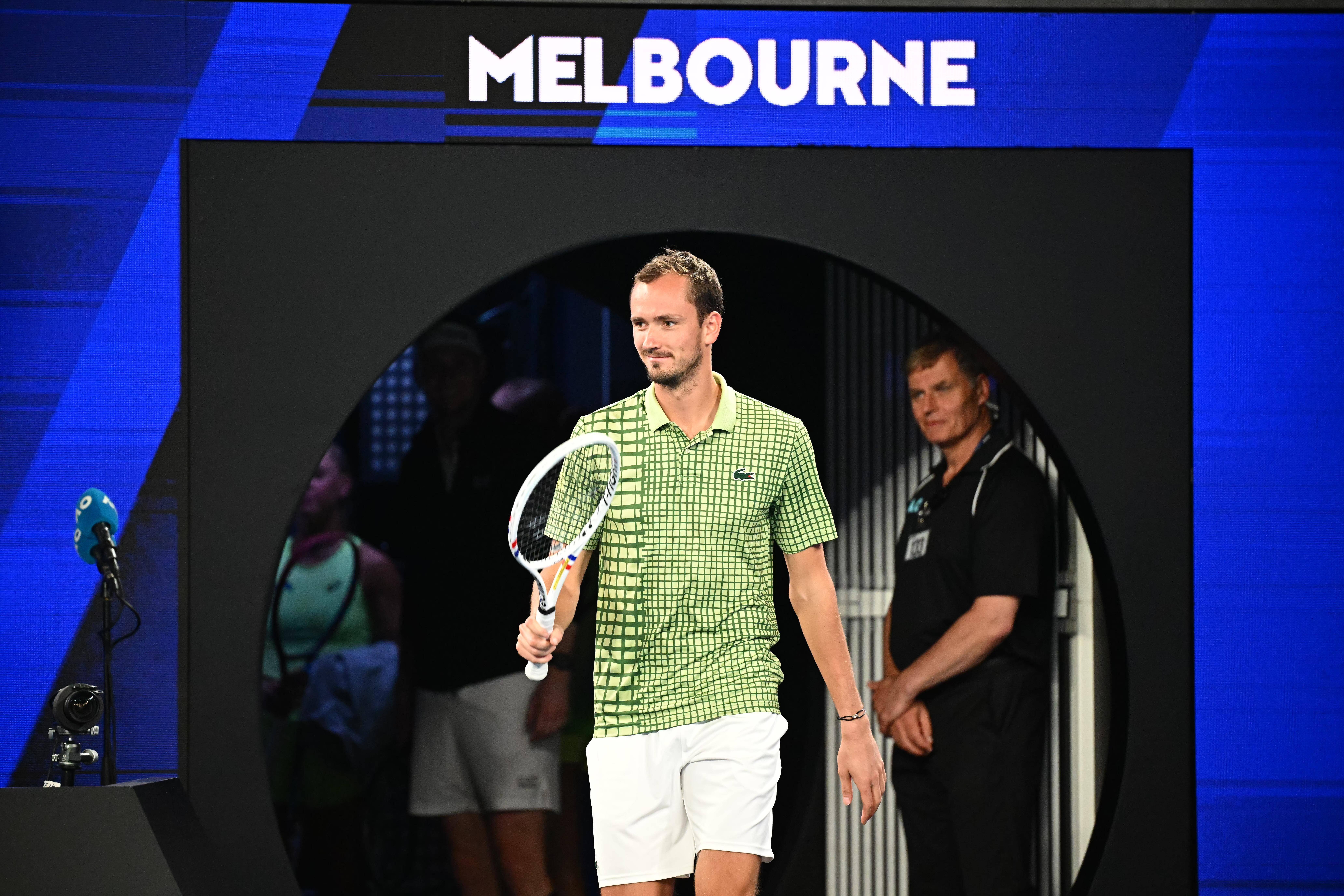 Медведев стартовал на Australian Open с победы над голландцем де Йонгом.