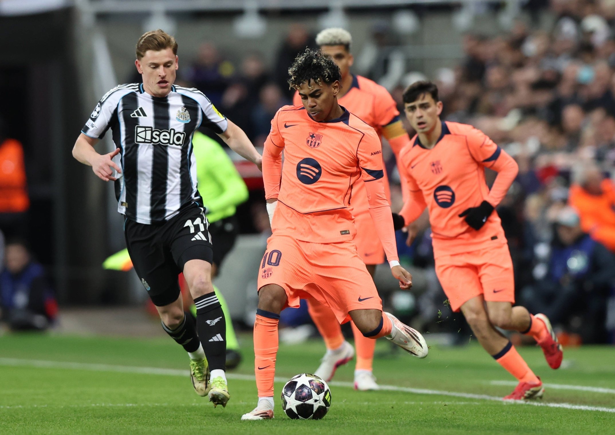 «Ньюкасл» и «Барселона» сыграли вничью в первом матче 1/8 финала Лиги чемпионов.