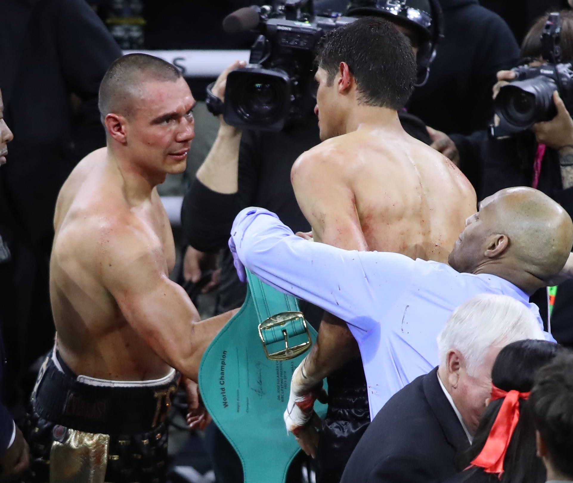 Тим Цзю единогласным решением судей победил американца Веласкеса.