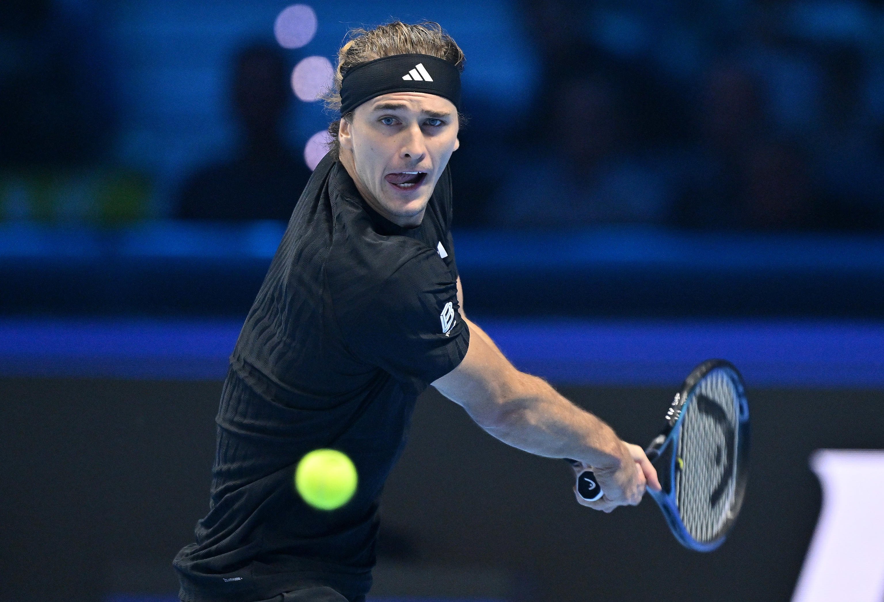 Зверев одержал победу над Шелтоном на старте Итогового турнира-2025.