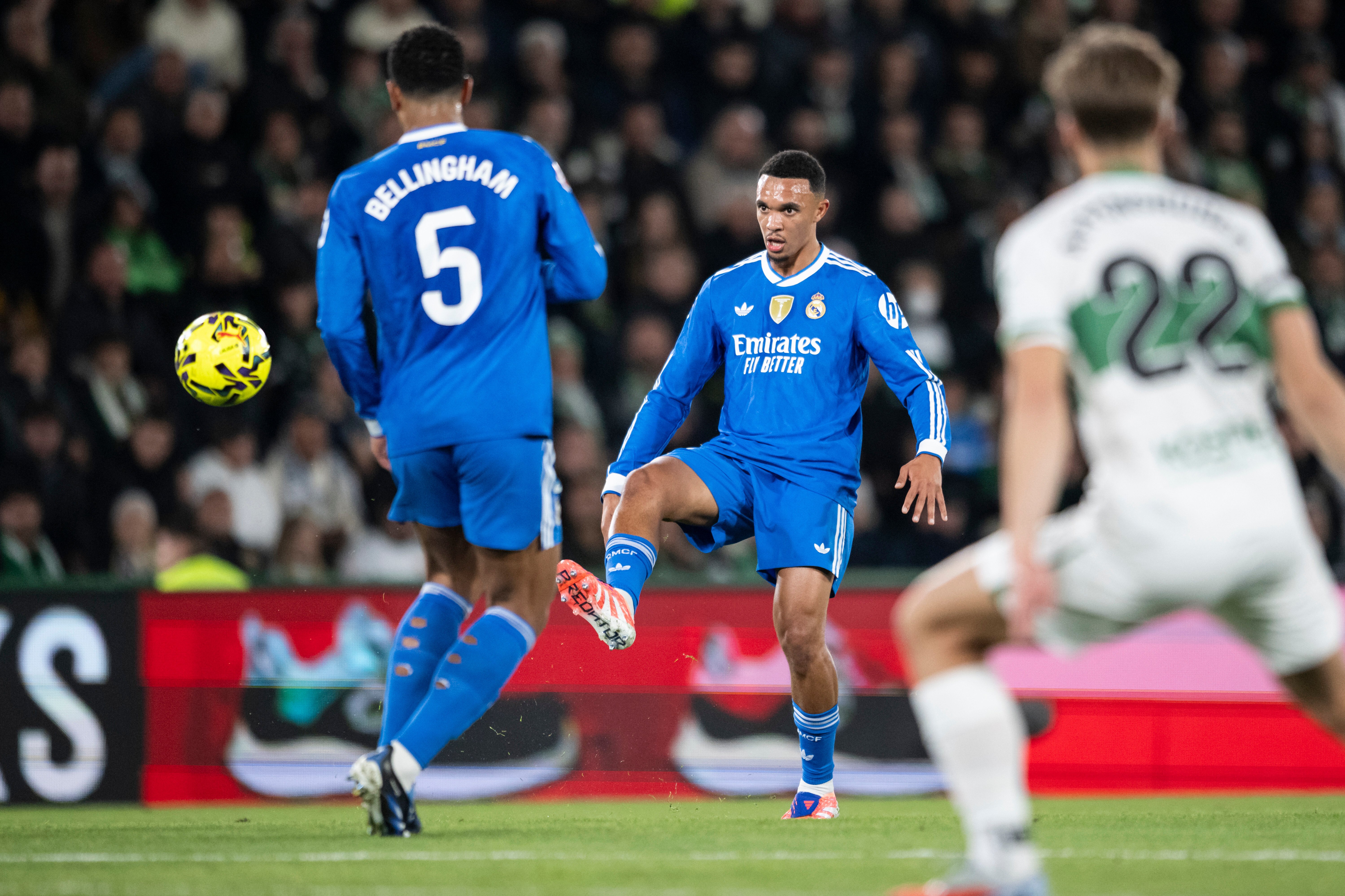 «Реал» не смог победить «Эльче» на выезде, несмотря на голы Хёйсена и Беллингема.