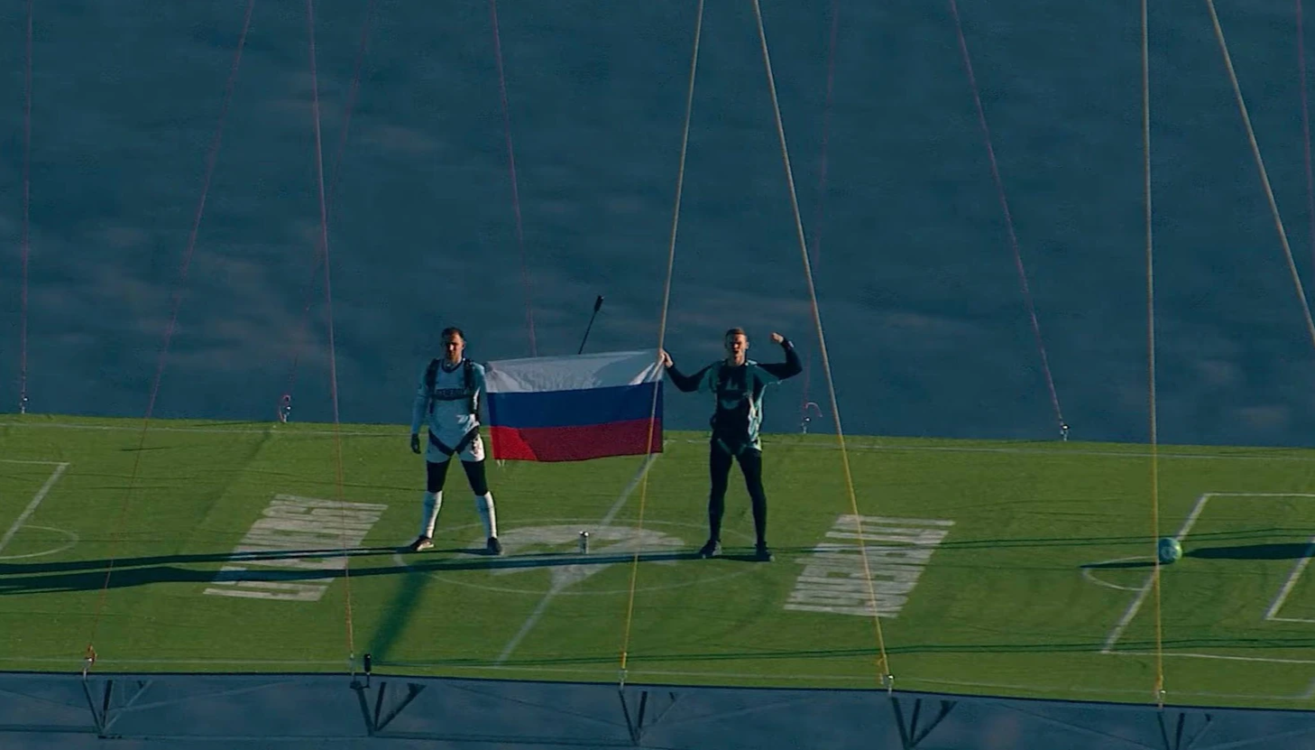 Блогер Литвин сыграл в футбол в небе на высоте 1700 метров.