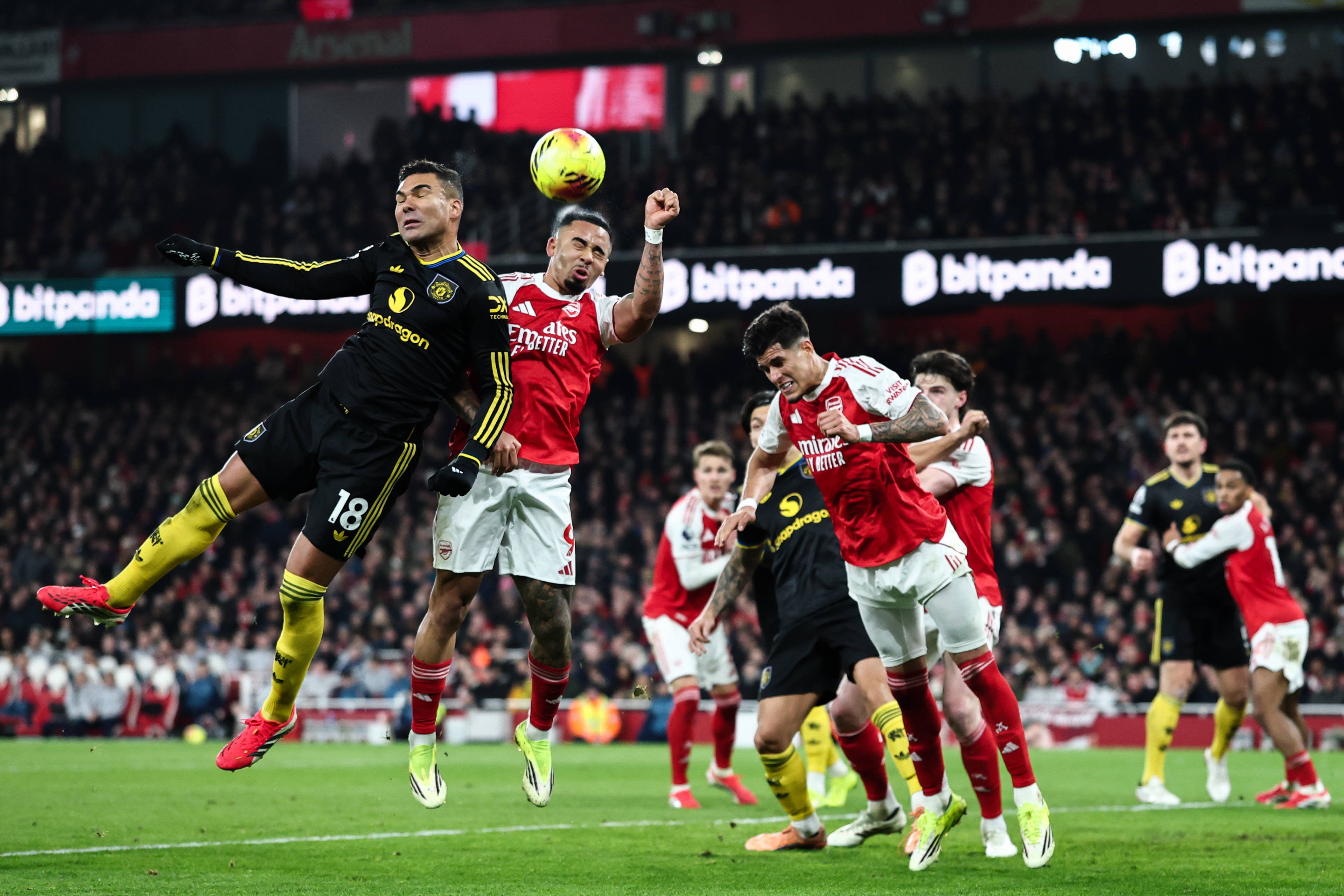 «Манчестер Юнайтед» вырвал победу в матче с «Арсеналом» и вышел на четвёртое место в АПЛ.