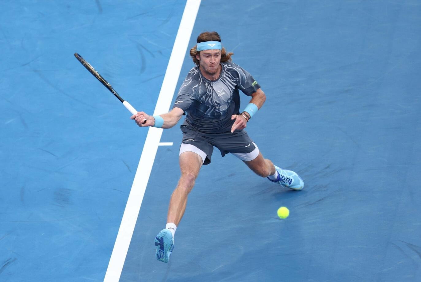 Рублёв не смог защитить титул турнира в Дохе, проиграв Алькарасу.