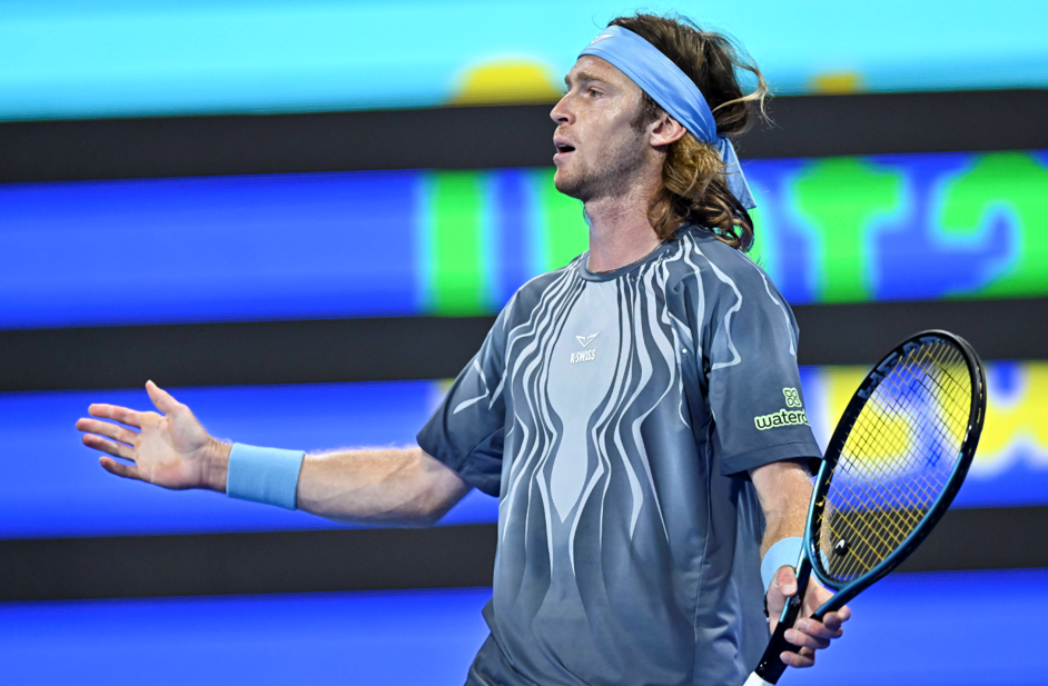 Рублёв потерпел поражение от 25-й ракетки мира и не смог выйти в финал турнира в Дубае.