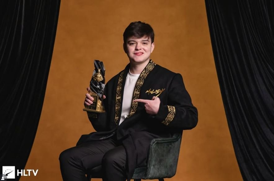 Molodoy Голубенко вышел в национальном чапане за наградой лучшего новичка в CS2 на HLTV Awards.