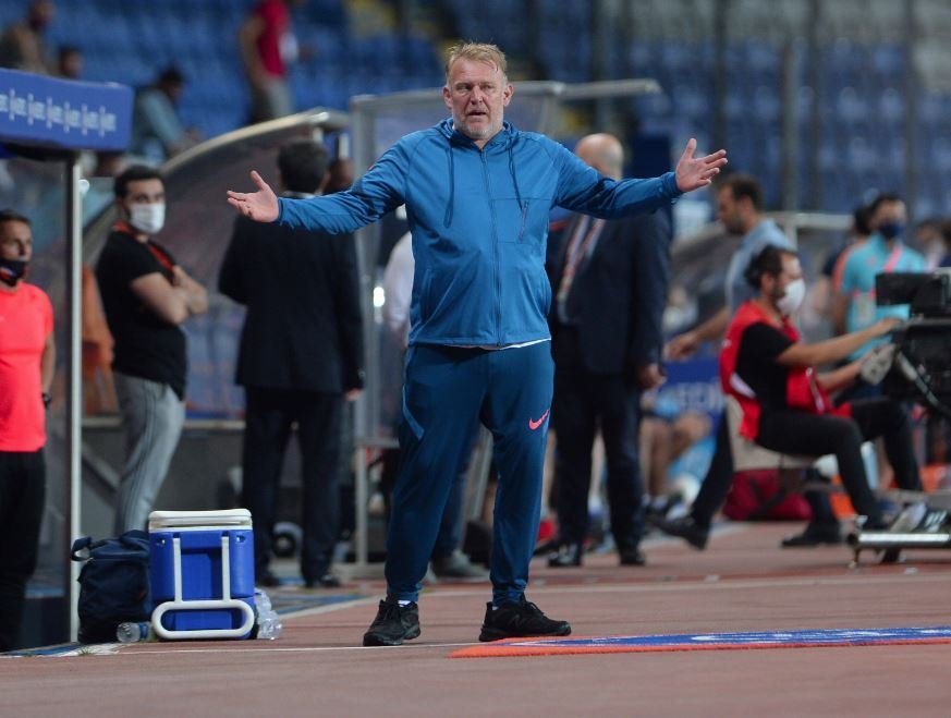 Экс-футболист «Реала» и «Барселоны» возглавил сборную Кыргызстана по футболу.