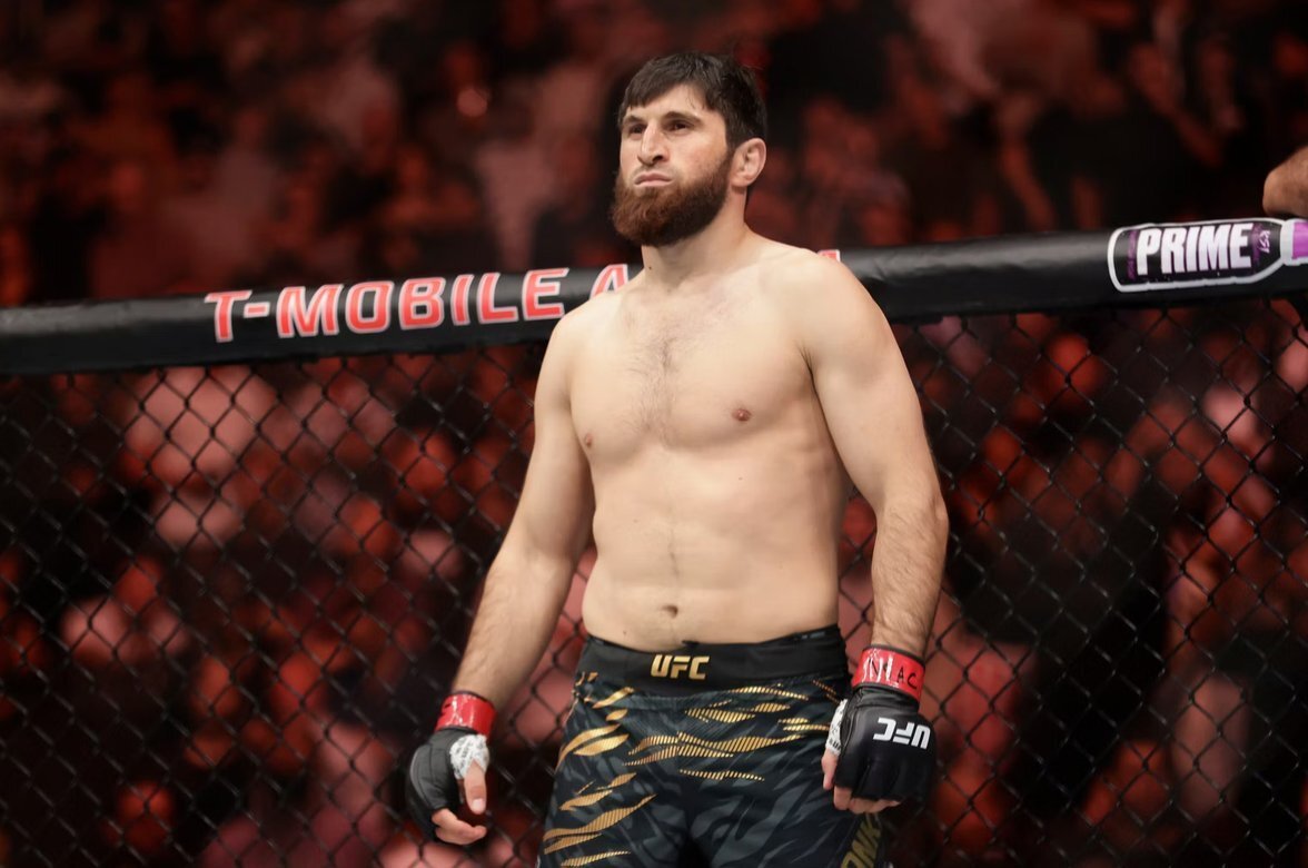 Анкалаев победил Гуськова техническим нокаутом на турнире UFC в ОАЭ.