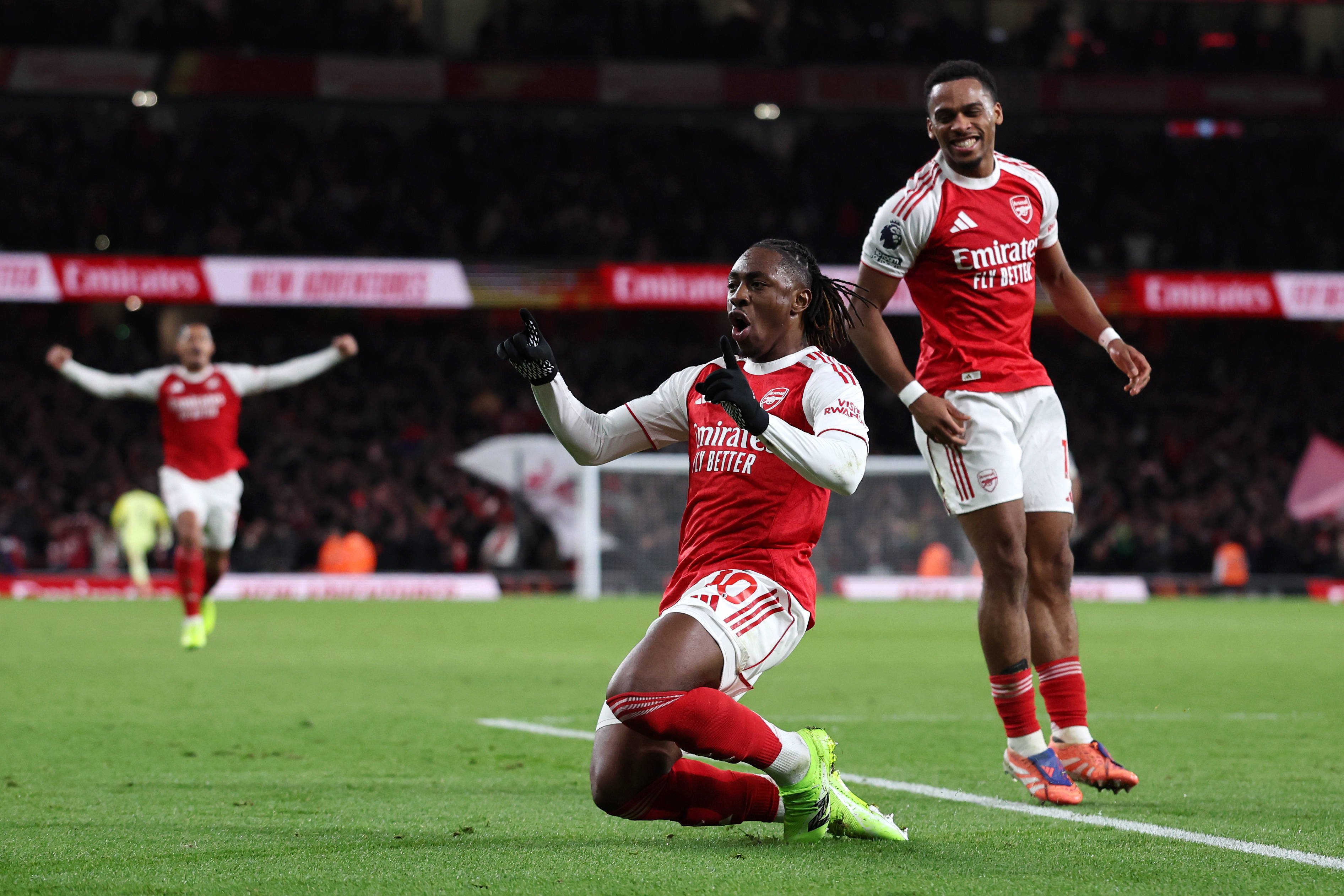 «Арсенал» разгромил «Тоттенхэм» благодаря хет-трику Эзе.