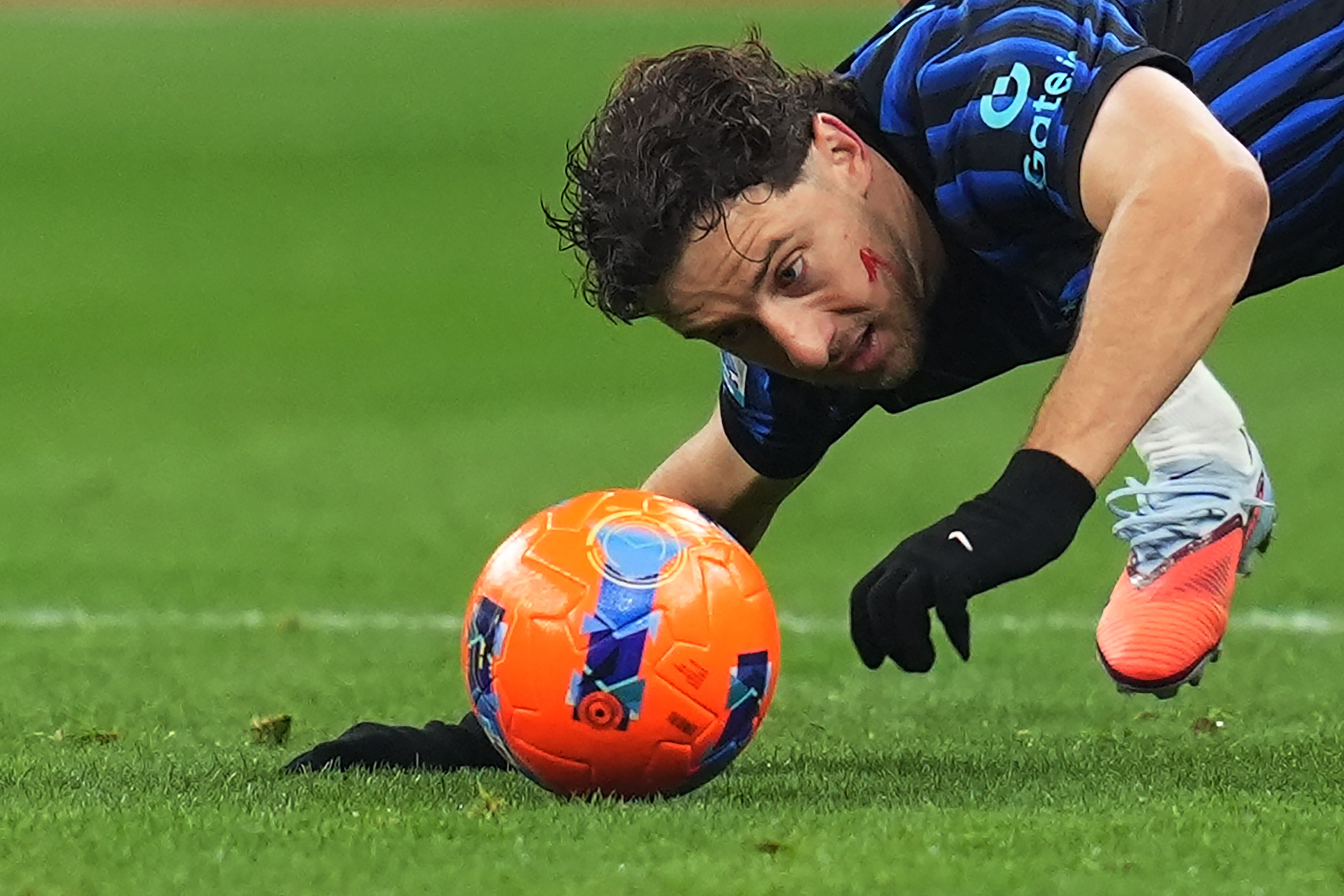 «Интер» проиграл «Милану» в дерби, Чалханоглу не реализовал пенальти.