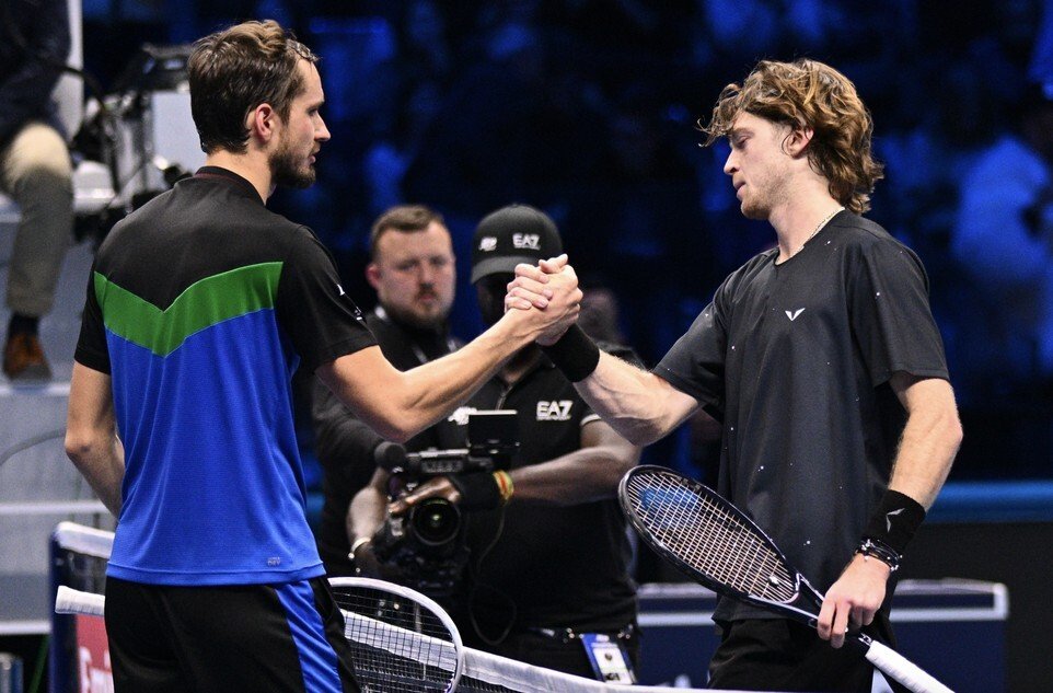 Медведев, Рублёв и Хачанов отказались от эвакуации из Дубая на фоне военного конфликта.