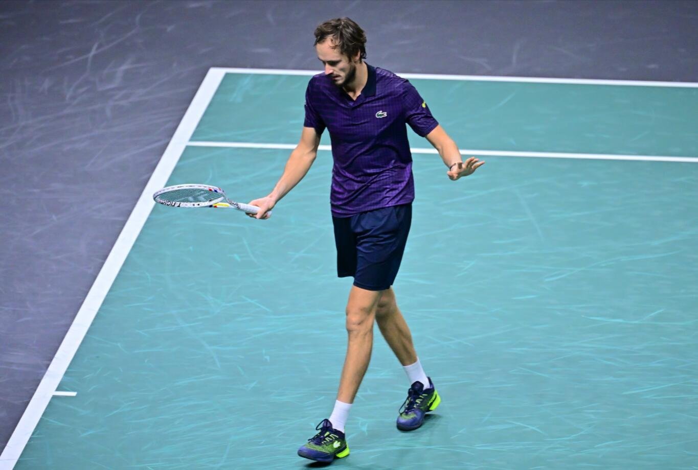 Медведев пробился в 1/4 финала «Мастерса» в Париже, одолев Сонего.