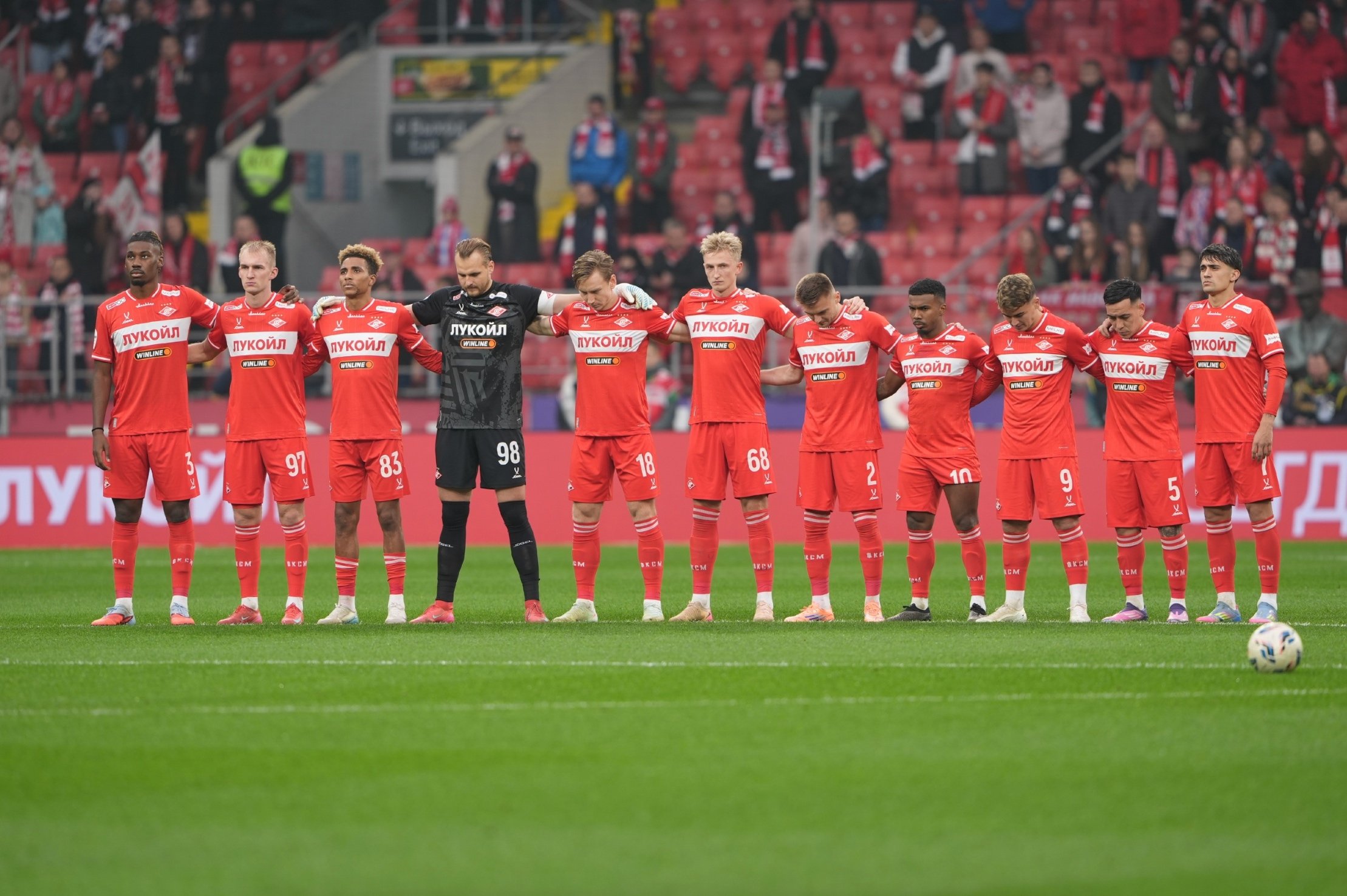 Неизвестные разбили стекло автобуса «Спартака» перед матчем с «Краснодаром».