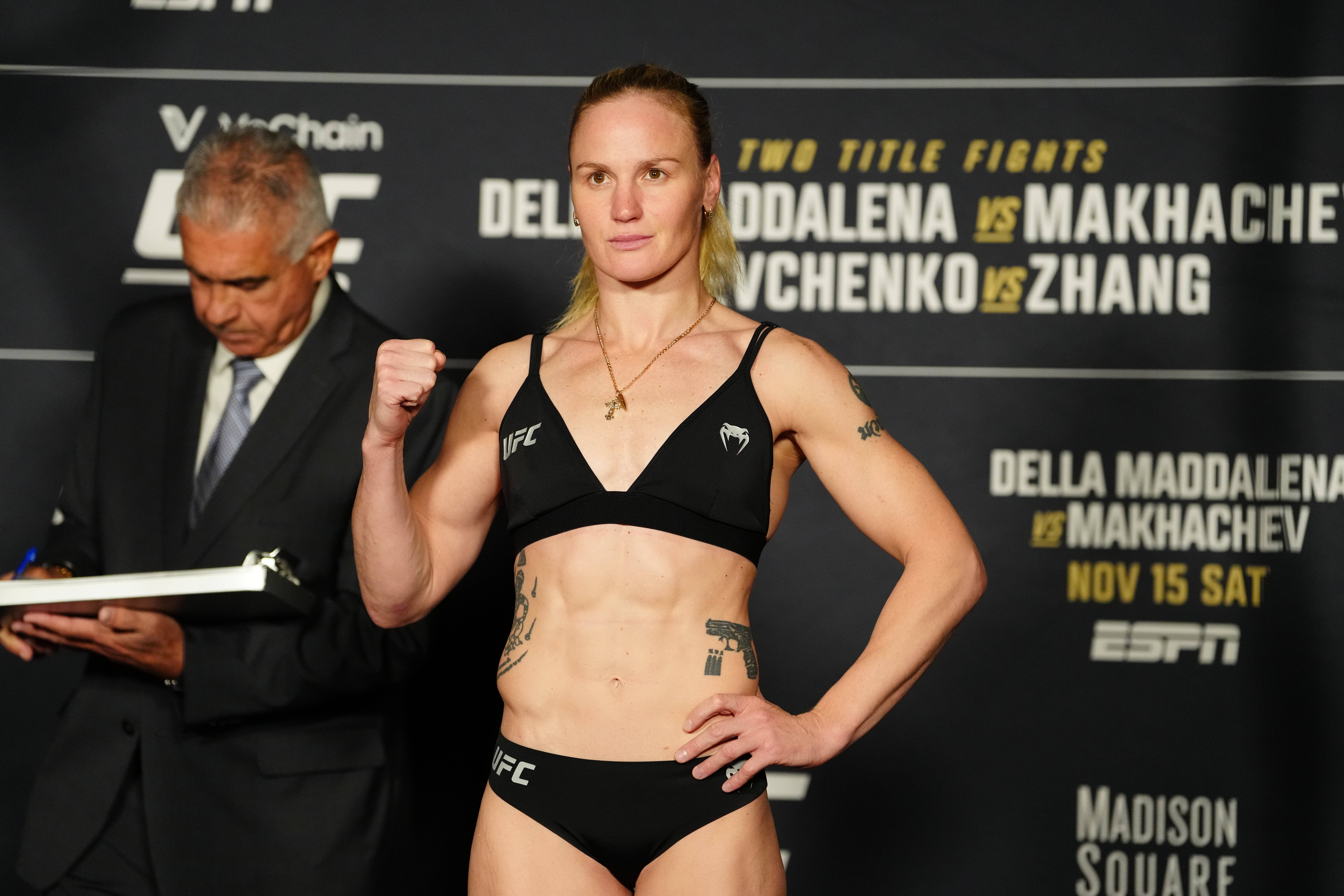 Шевченко победила Вэйли и защитила пояс UFC в наилегчайшем весе.