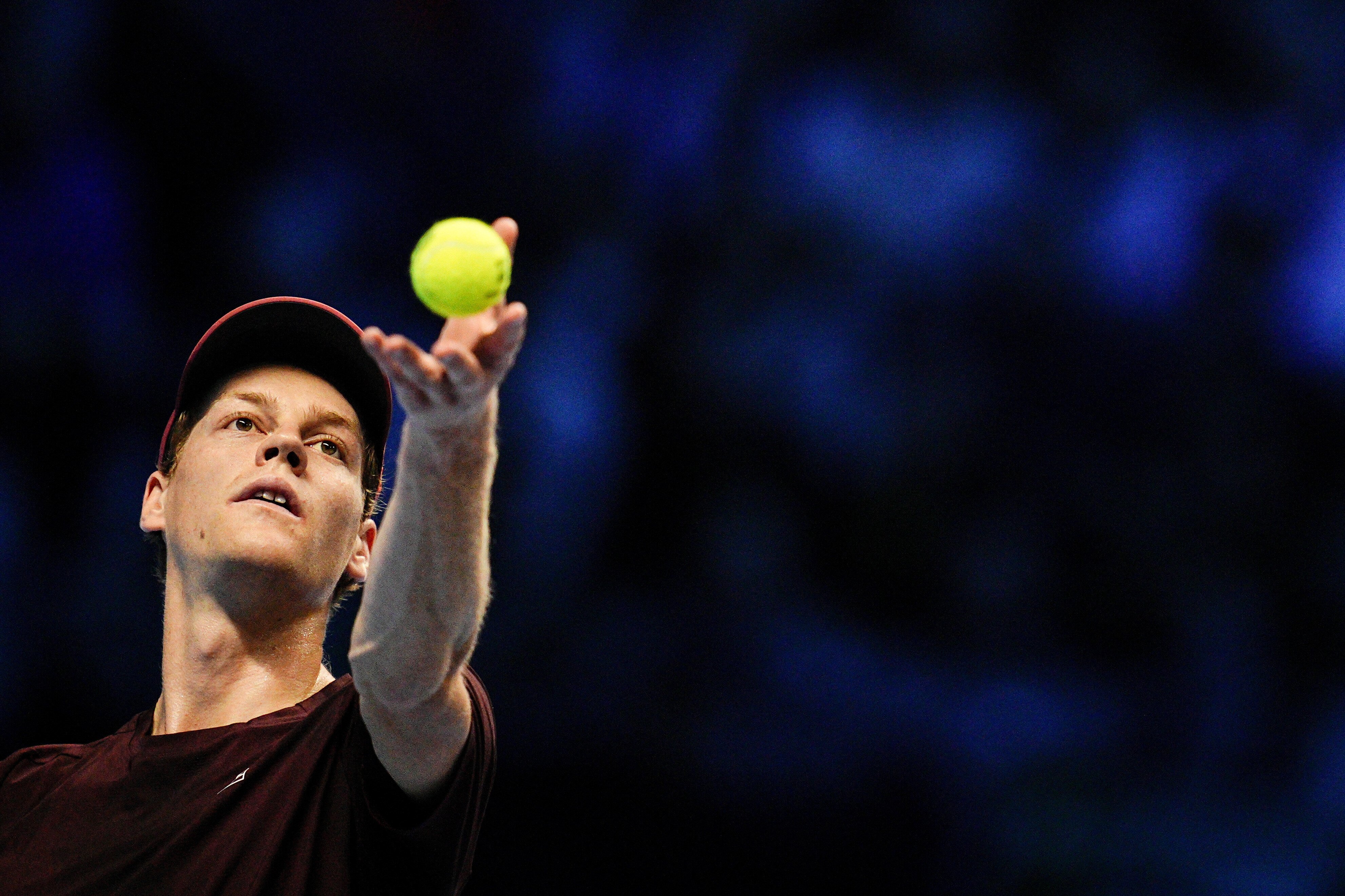 Синнер уверенно победил Оже-Альяссима на старте Итогового турнира-2025.