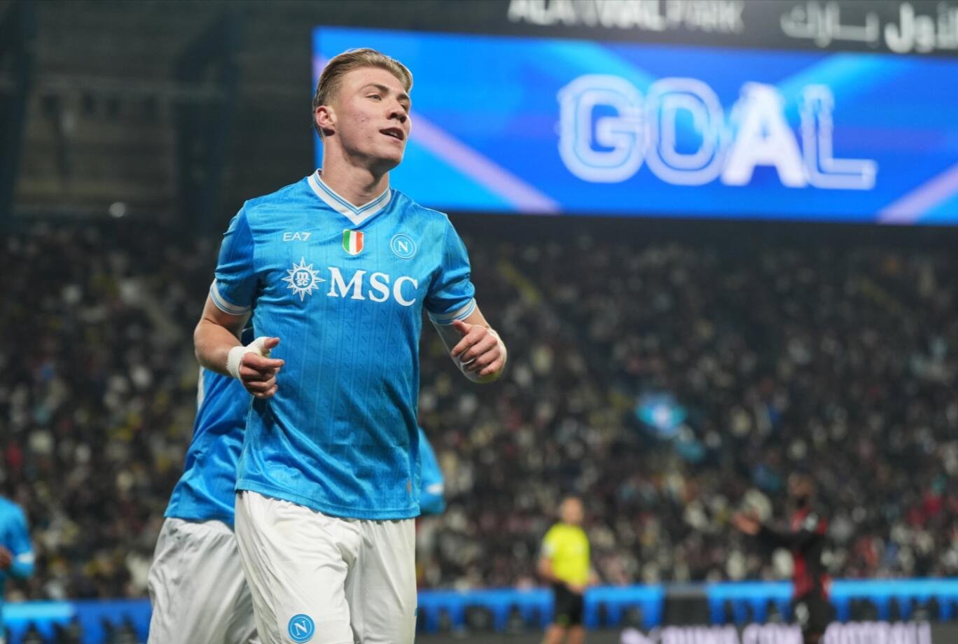 «Милан» вылетел от «Наполи» в полуфинале Суперкубка Италии, не сумев защитить титул.