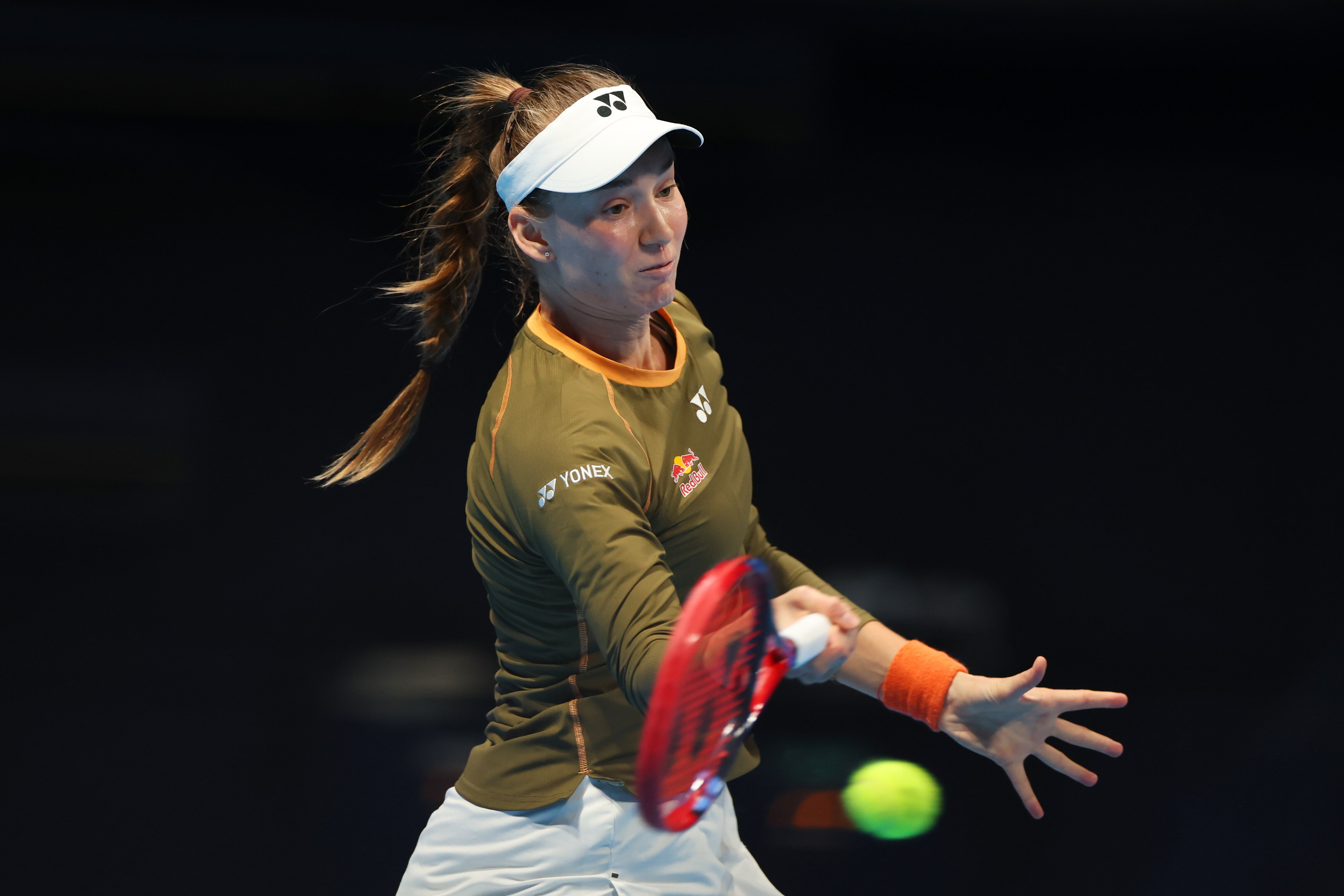 Рыбакина разгромила Анисимову в стартовом матче на Итоговом турнире в Эр-Рияде.