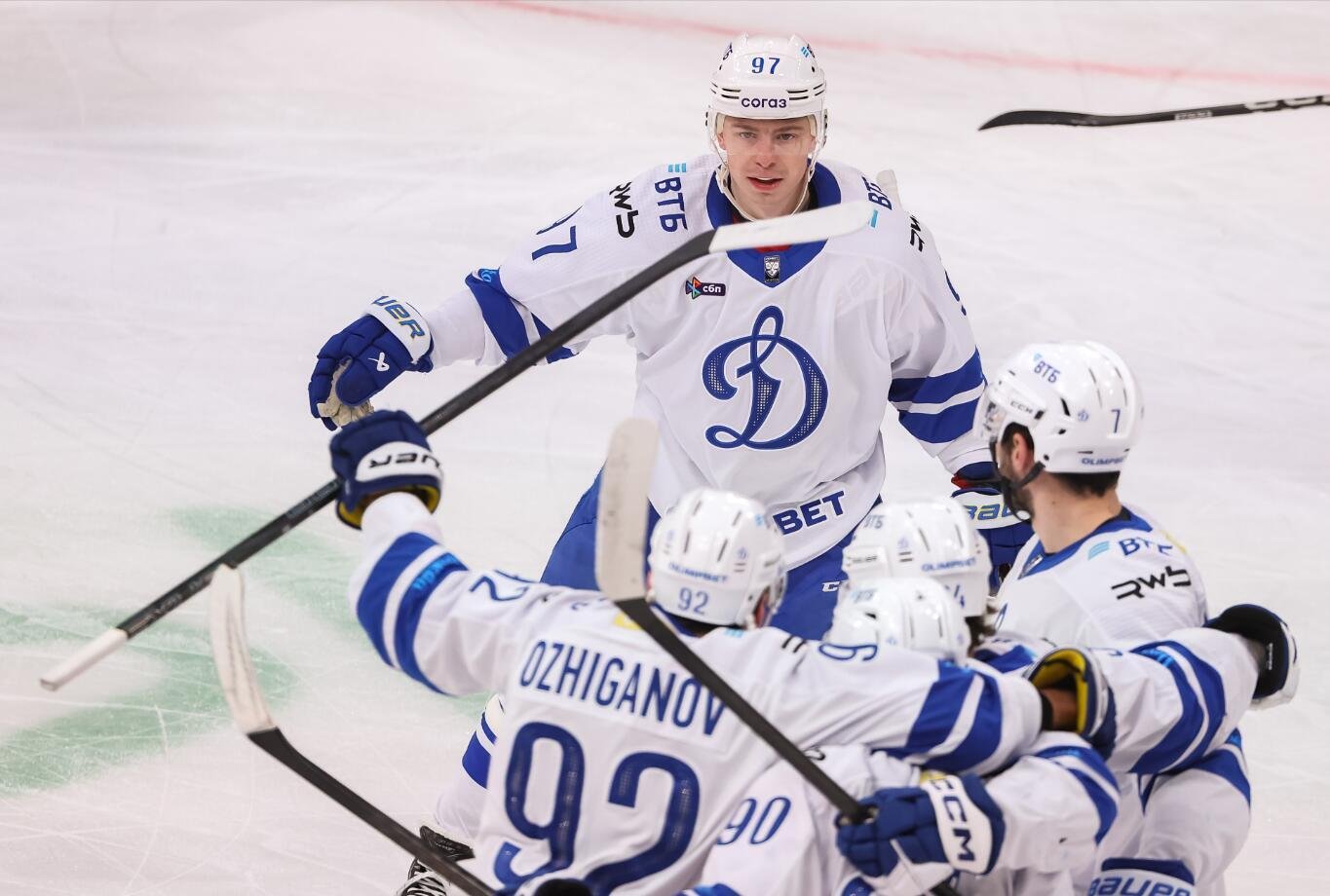 Шайба Гусева помогла московскому «Динамо» разгромить «Торпедо» в матче КХЛ.