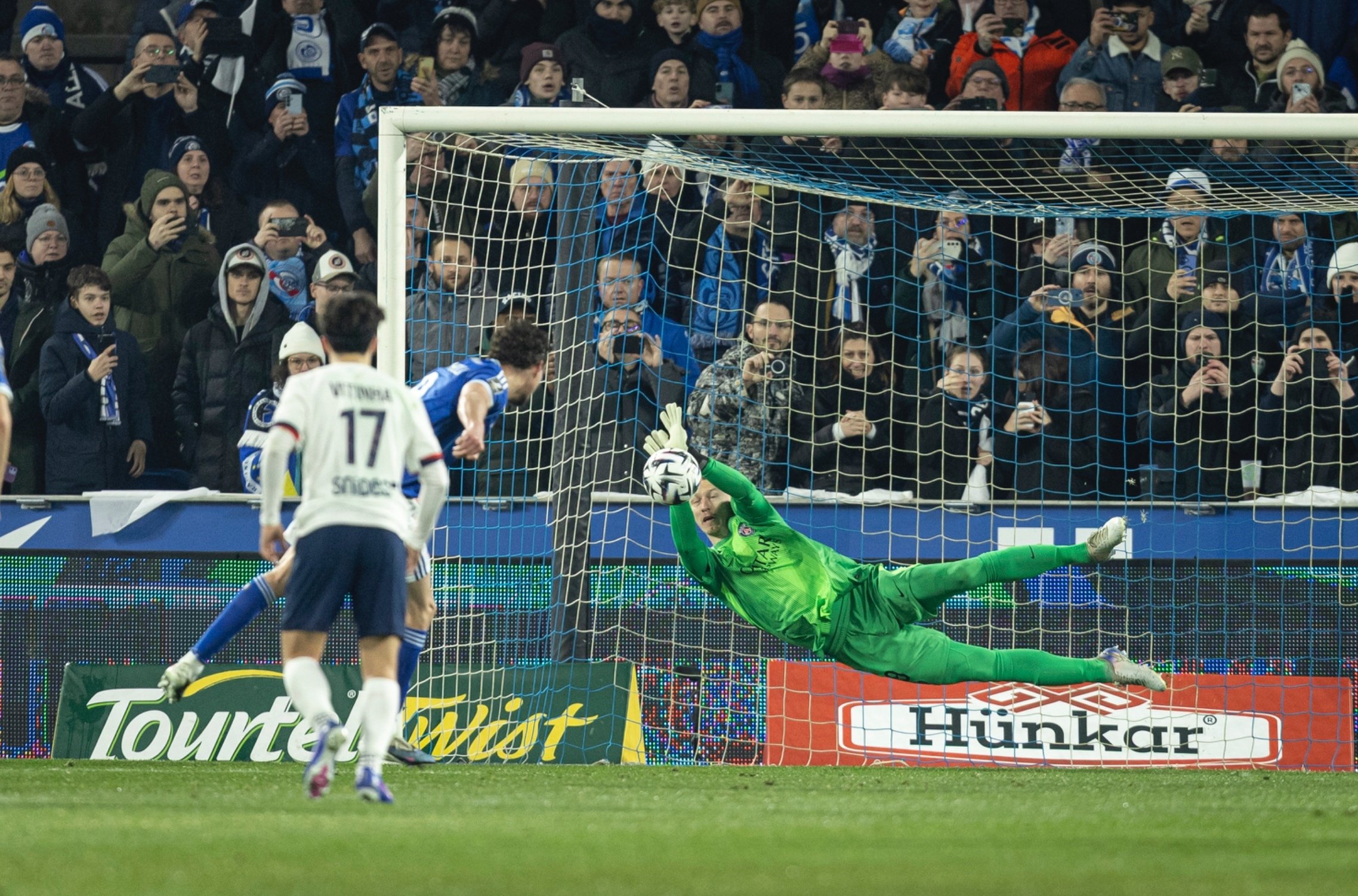 Сейв Сафонова с пенальти помог «ПСЖ» обыграть «Страсбур» в матче Лиги 1.