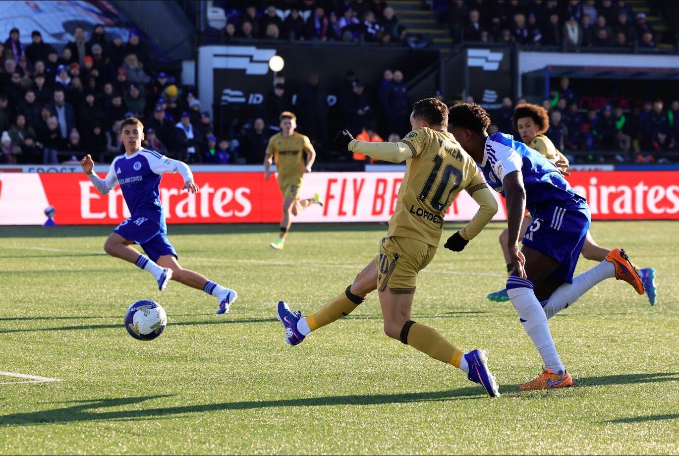 Действующий обладатель Кубка Англии «Кристал Пэлас» вылетел из турнира, проиграв команде шестого дивизиона.