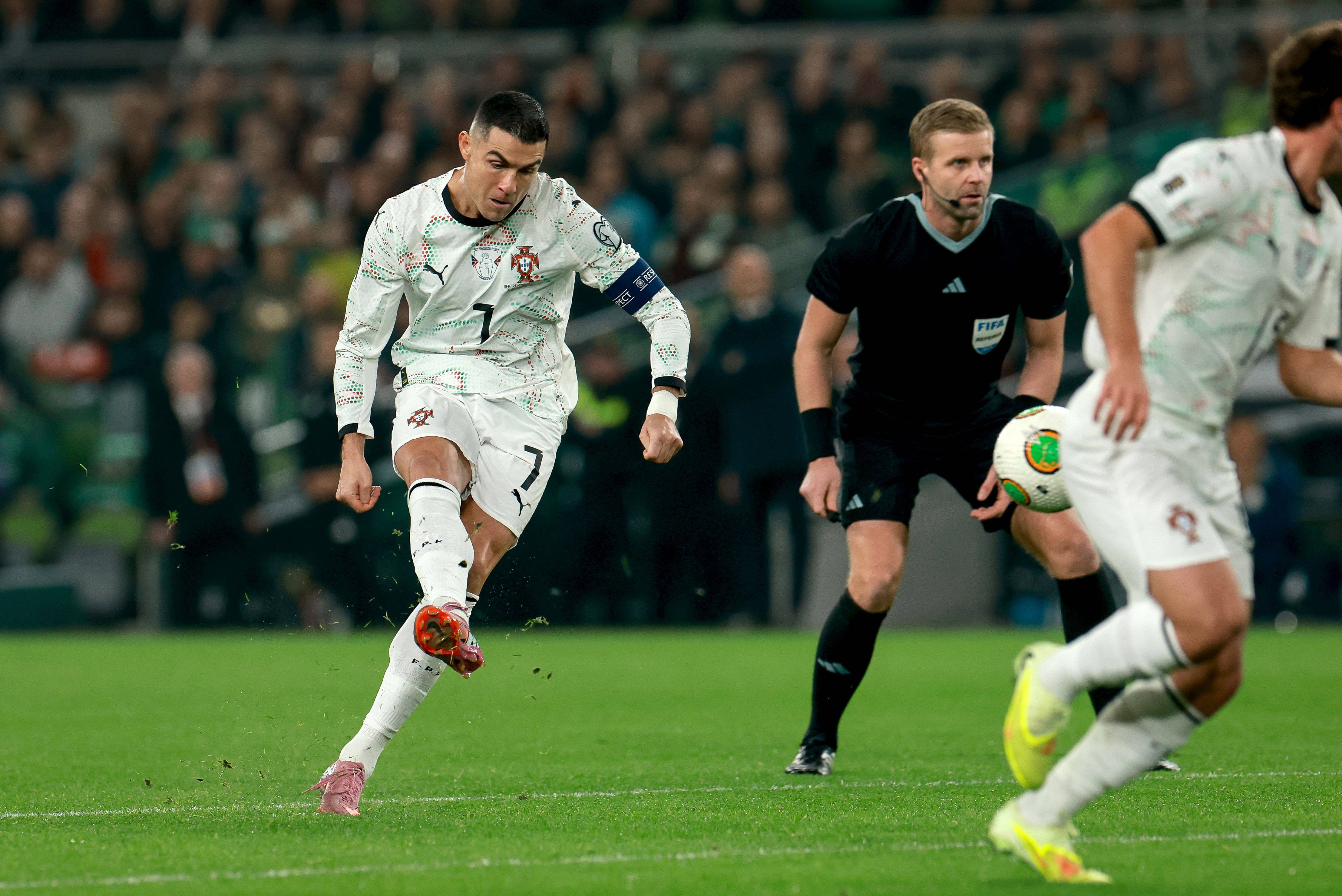 Роналду получил прямую красную карточку в матче отбора ЧМ-2026 с Ирландией.