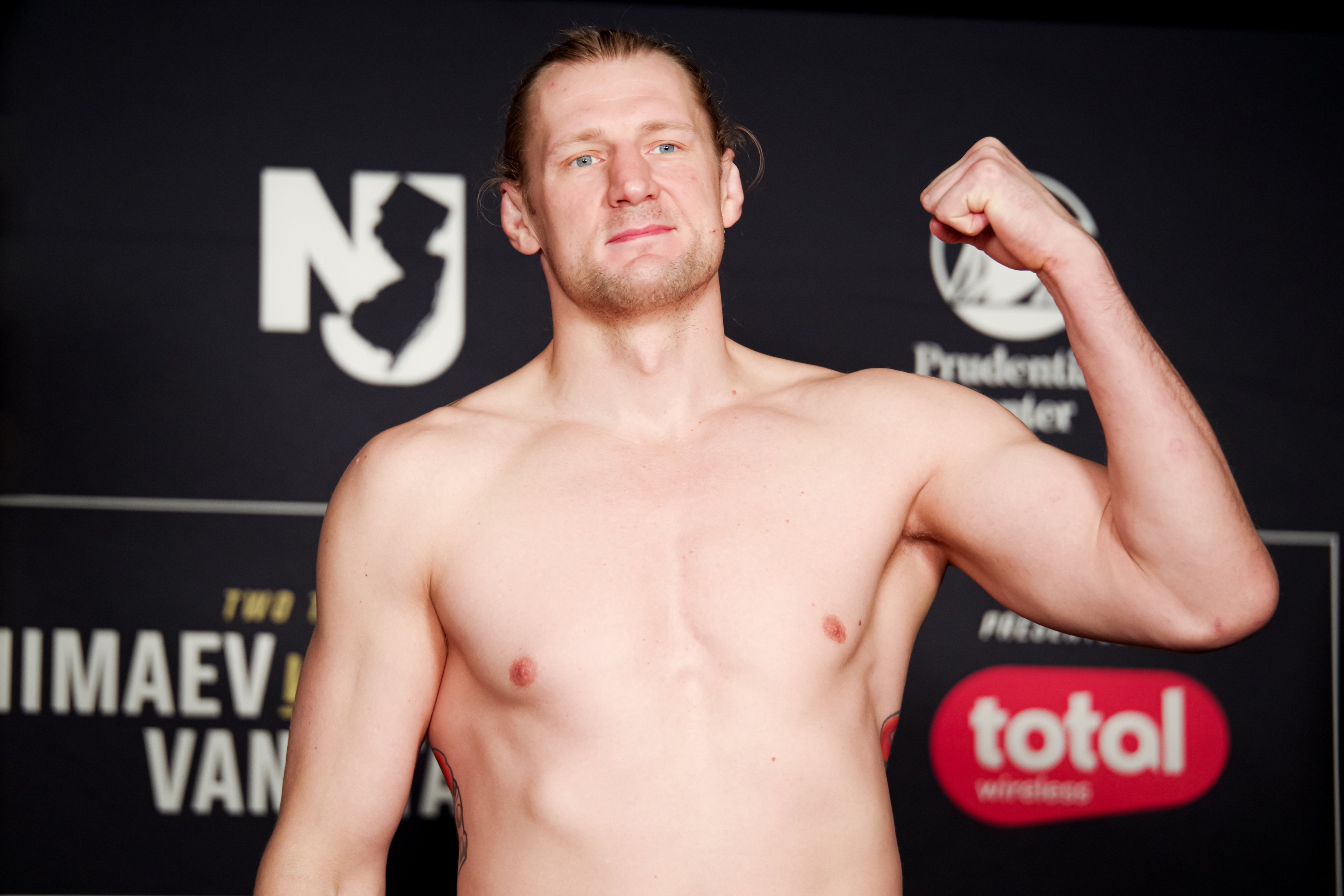 Волков одержал вторую победу подряд в UFC, одолев Кортес-Акосту.