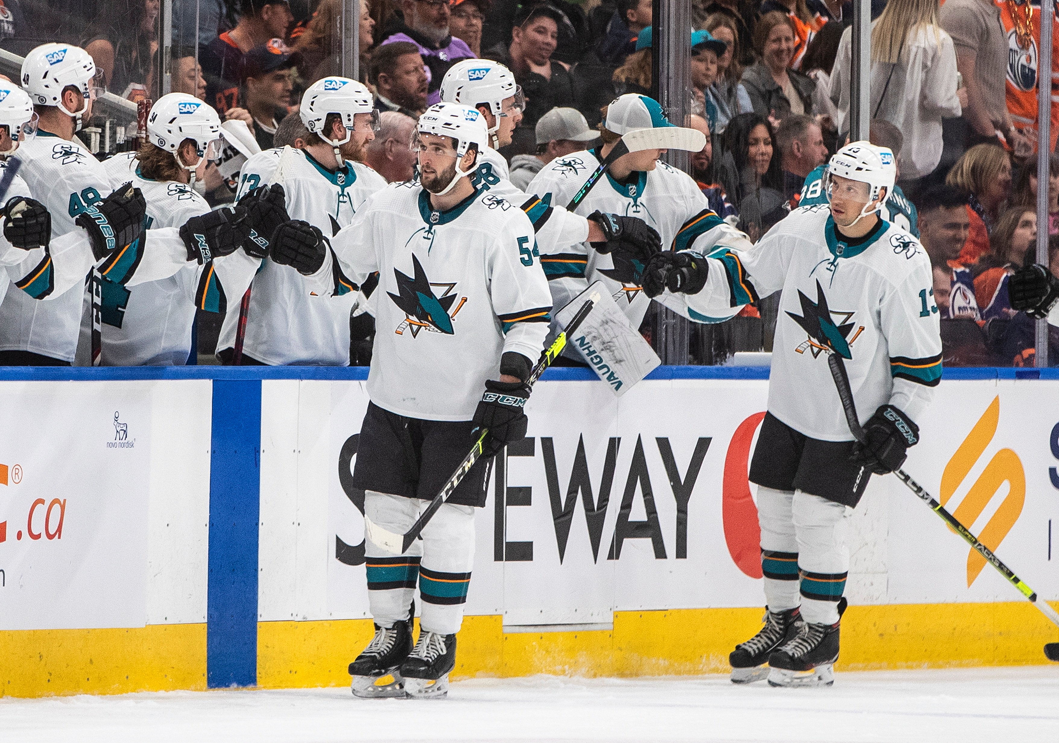 34 сейва Аскарова помогли «Сан-Хосе» победить «Бостон». Мухамадуллин забил первый гол в сезоне.