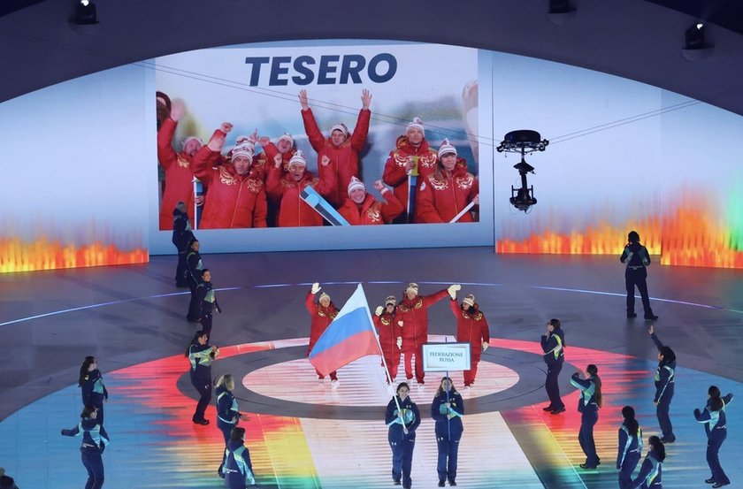 Российские спортсмены прошли с флагом РФ на церемонии закрытия Паралимпиады.