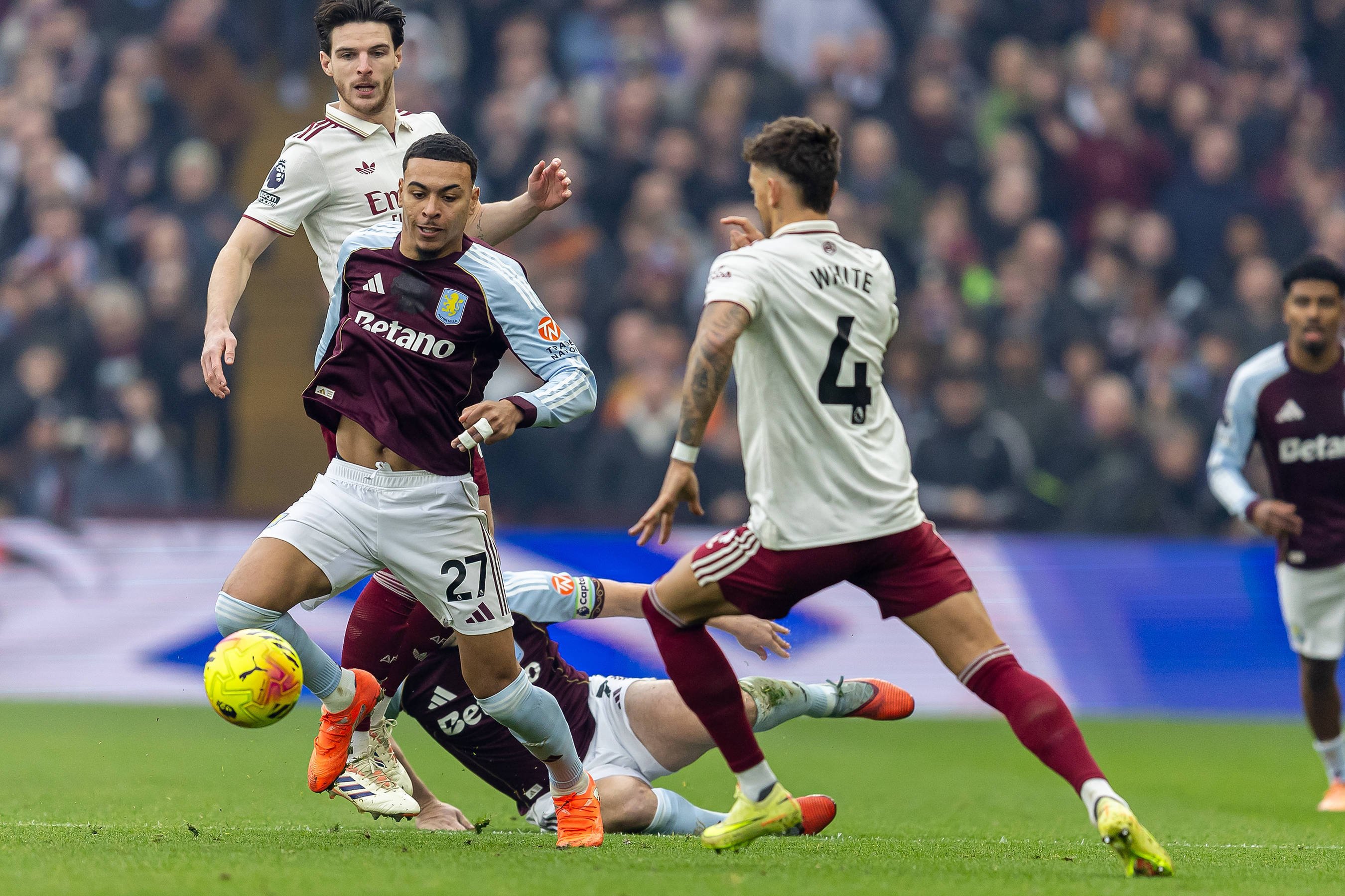 «Арсенал» уступил «Астон Вилле» и прервал беспроигрышную серию из 11 матчей.