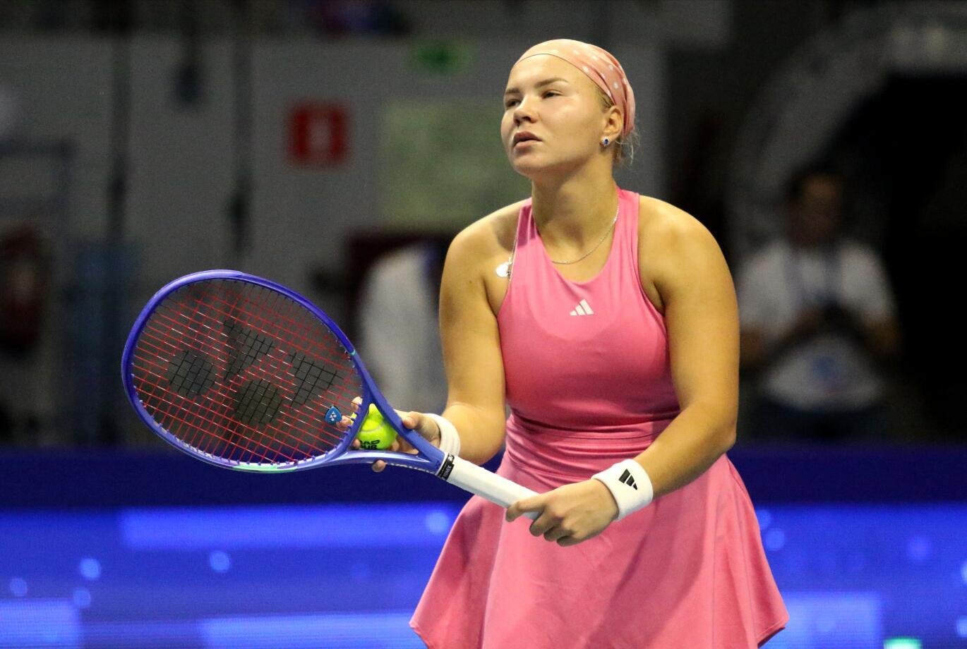 Шнайдер победила чешку Синякову и вышла в четвертьфинал турнира в Аделаиде.