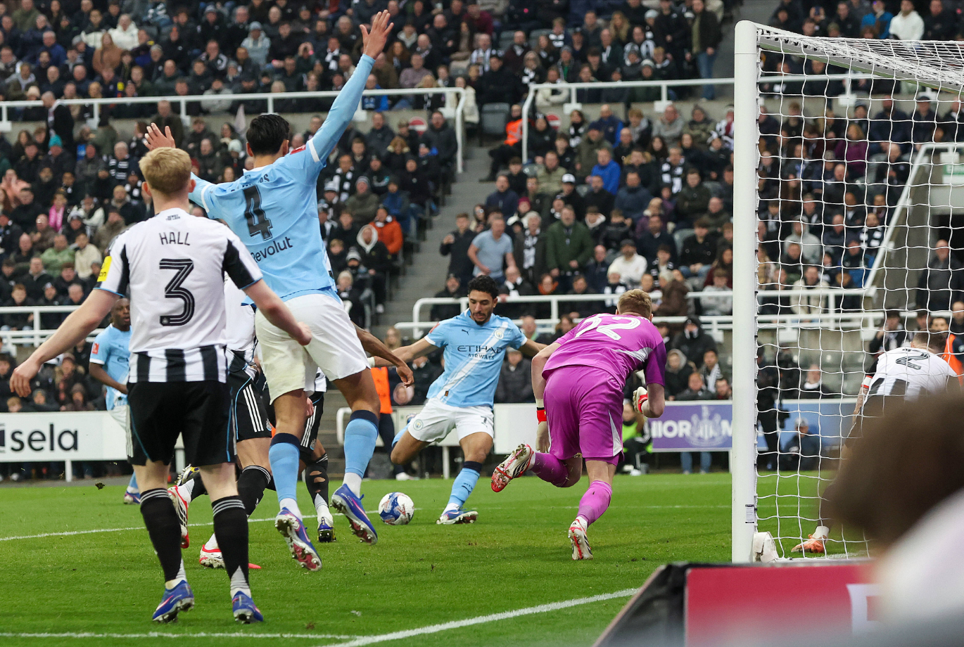 «Манчестер Сити» вышел в четвертьфинал Кубка Англии, победив «Ньюкасл».