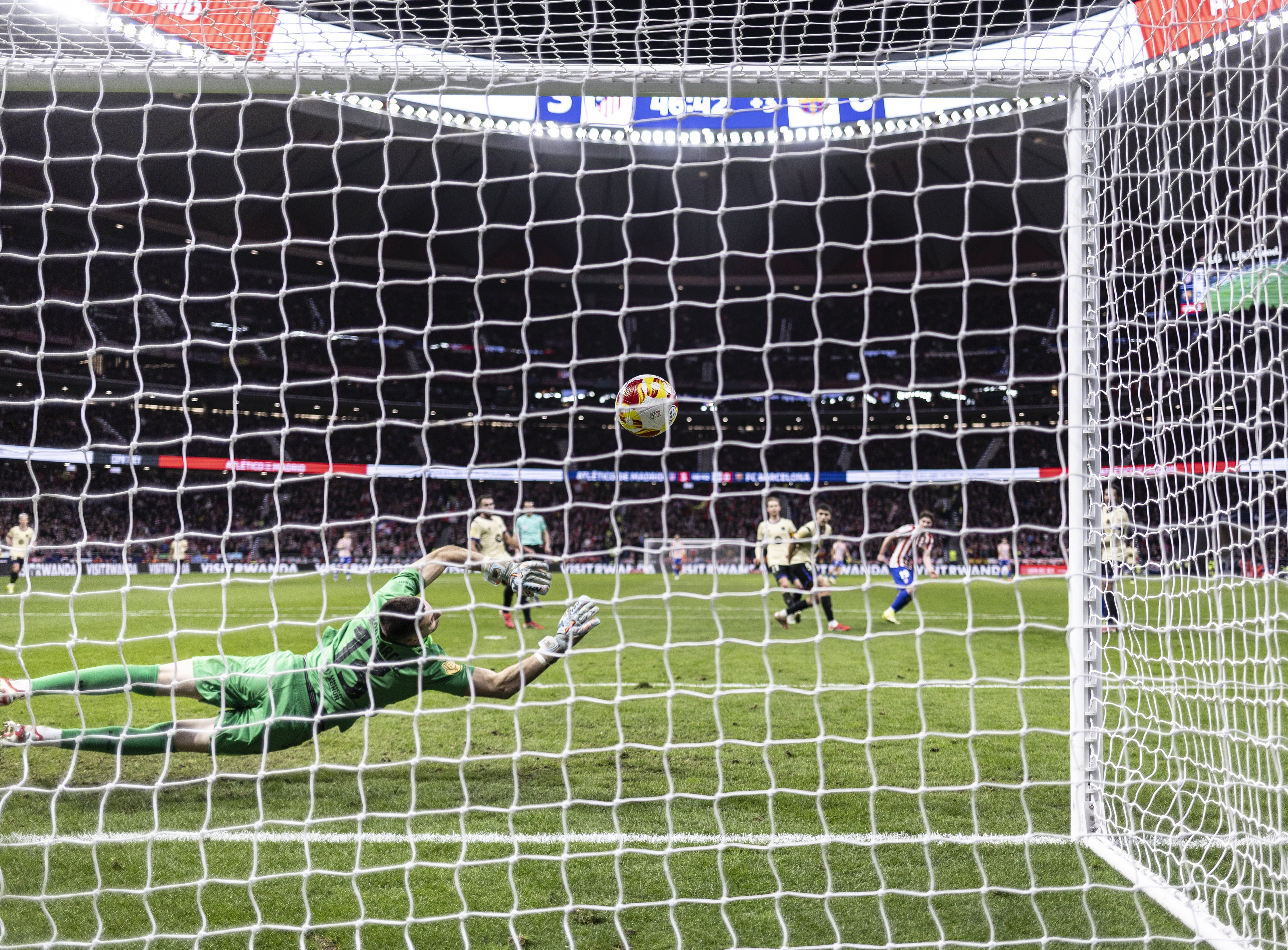 «Барселона» разгромно проиграла «Атлетико» в первом матче 1/2 финала Кубка Испании.