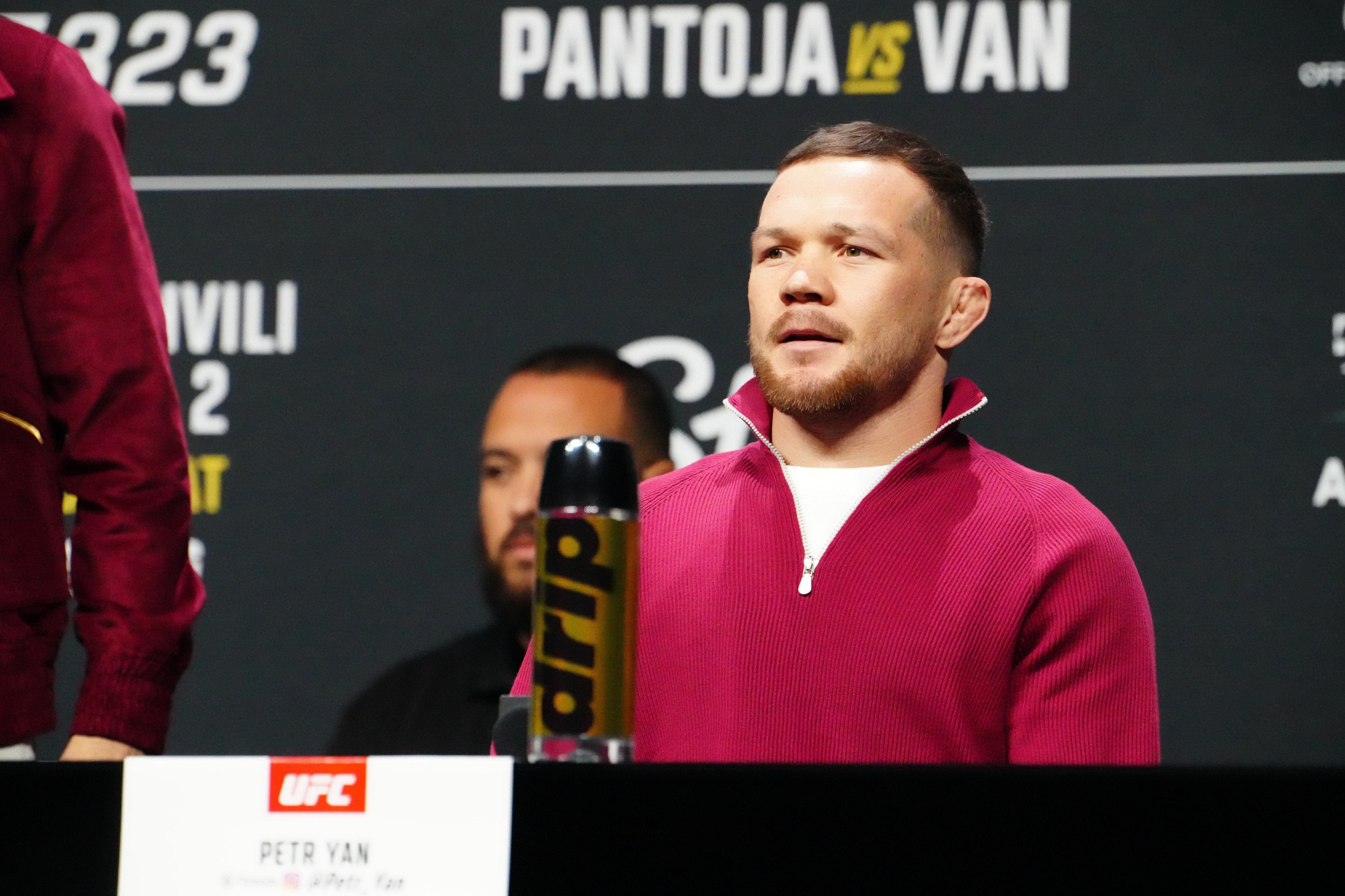 Пётр Ян и Двалишвили показали одинаковый вес перед чемпионским реваншем на UFC 323.