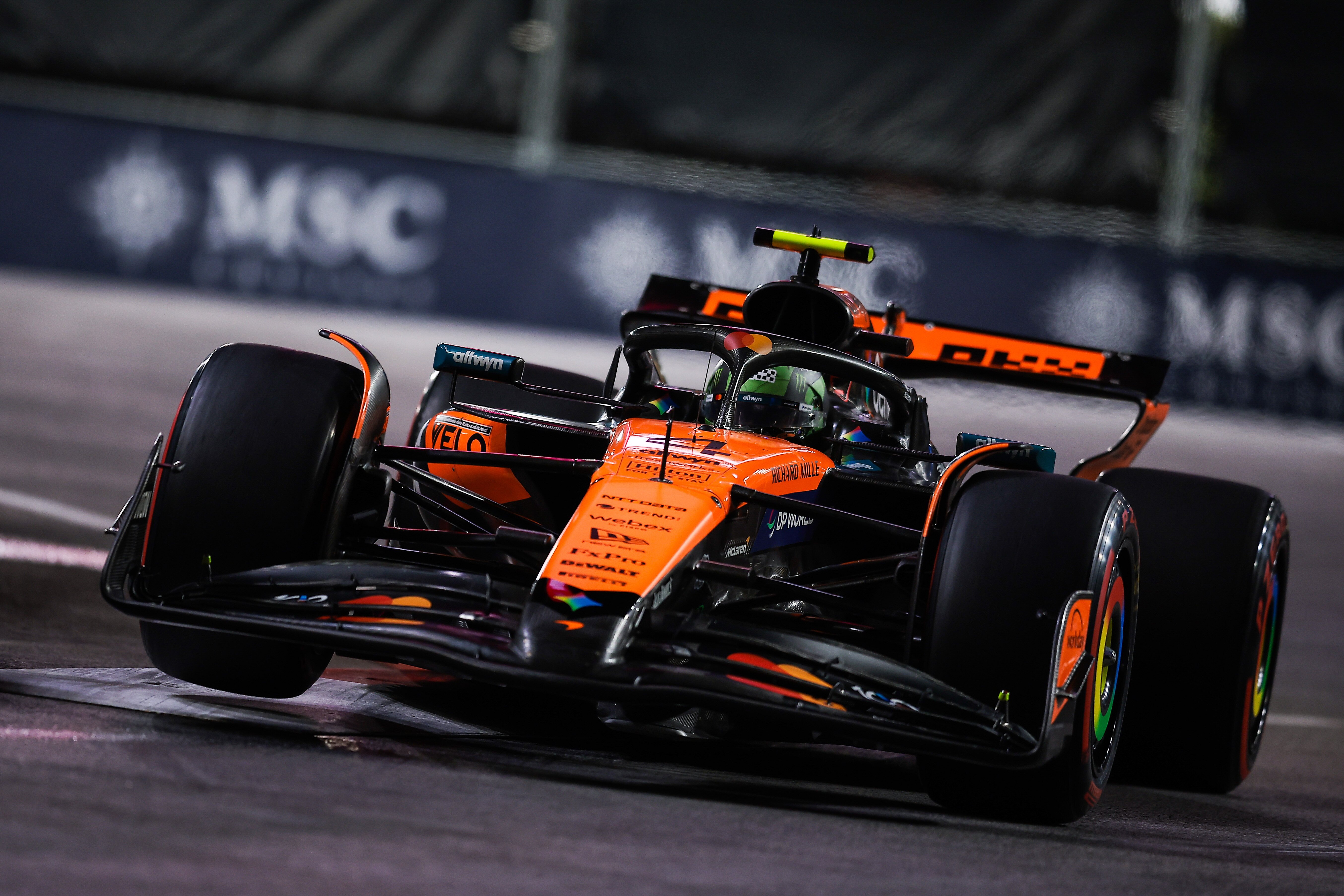 Пилоты «Макларена» Норрис и Пиастри дисквалифицированы по итогам Гран‑при Лас‑Вегаса.