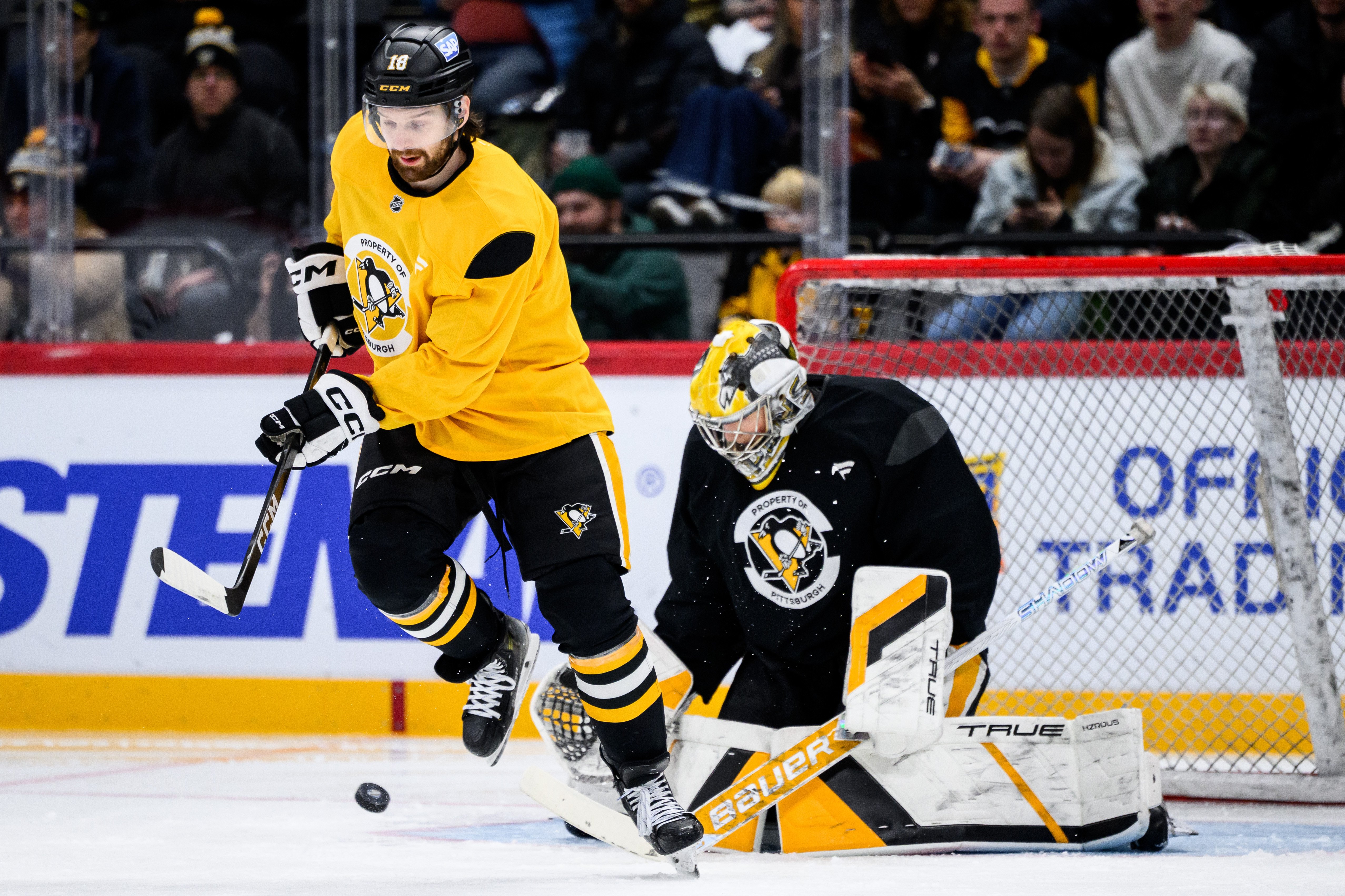 Российский вратарь «Питтсбурга» Мурашов признан первой звездой матча НХЛ с «Нэшвиллом».