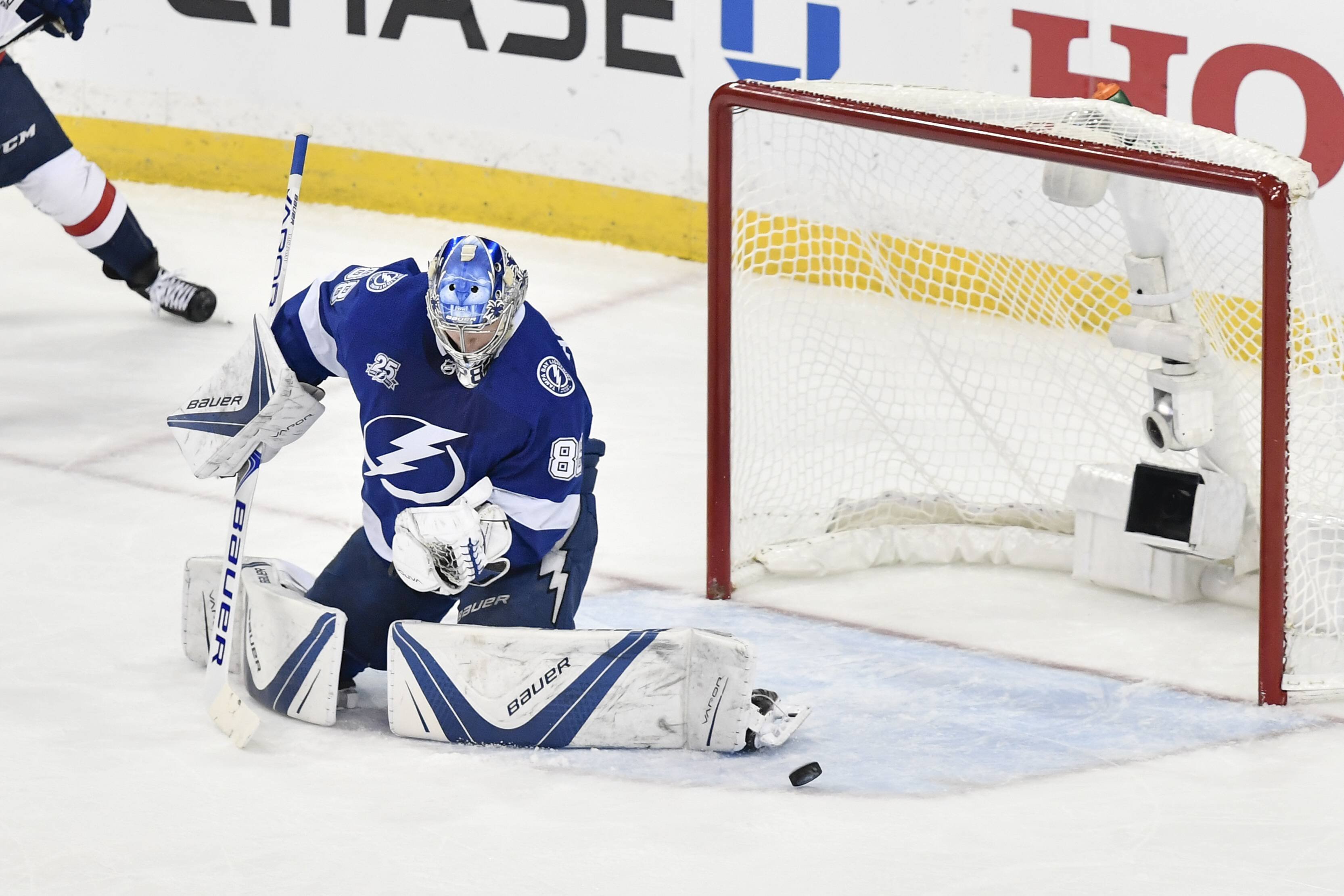 Вратарь «Тампы» Василевский подрался с голкипером «Бостона» в матче НХЛ: видео.