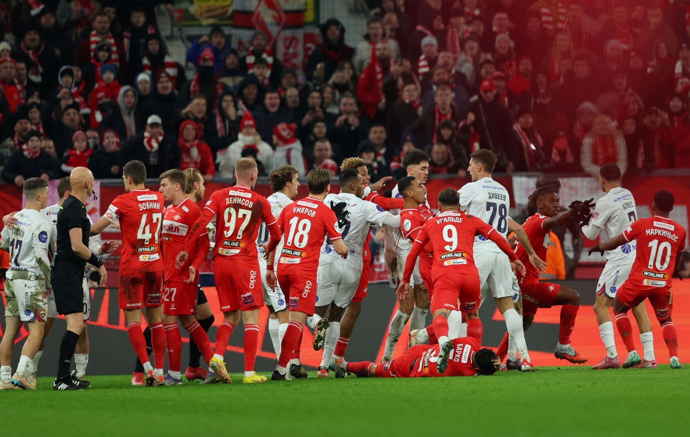 КДК РФС оштрафовал «Спартак» на 800 тысяч рублей за драку болельщиков.