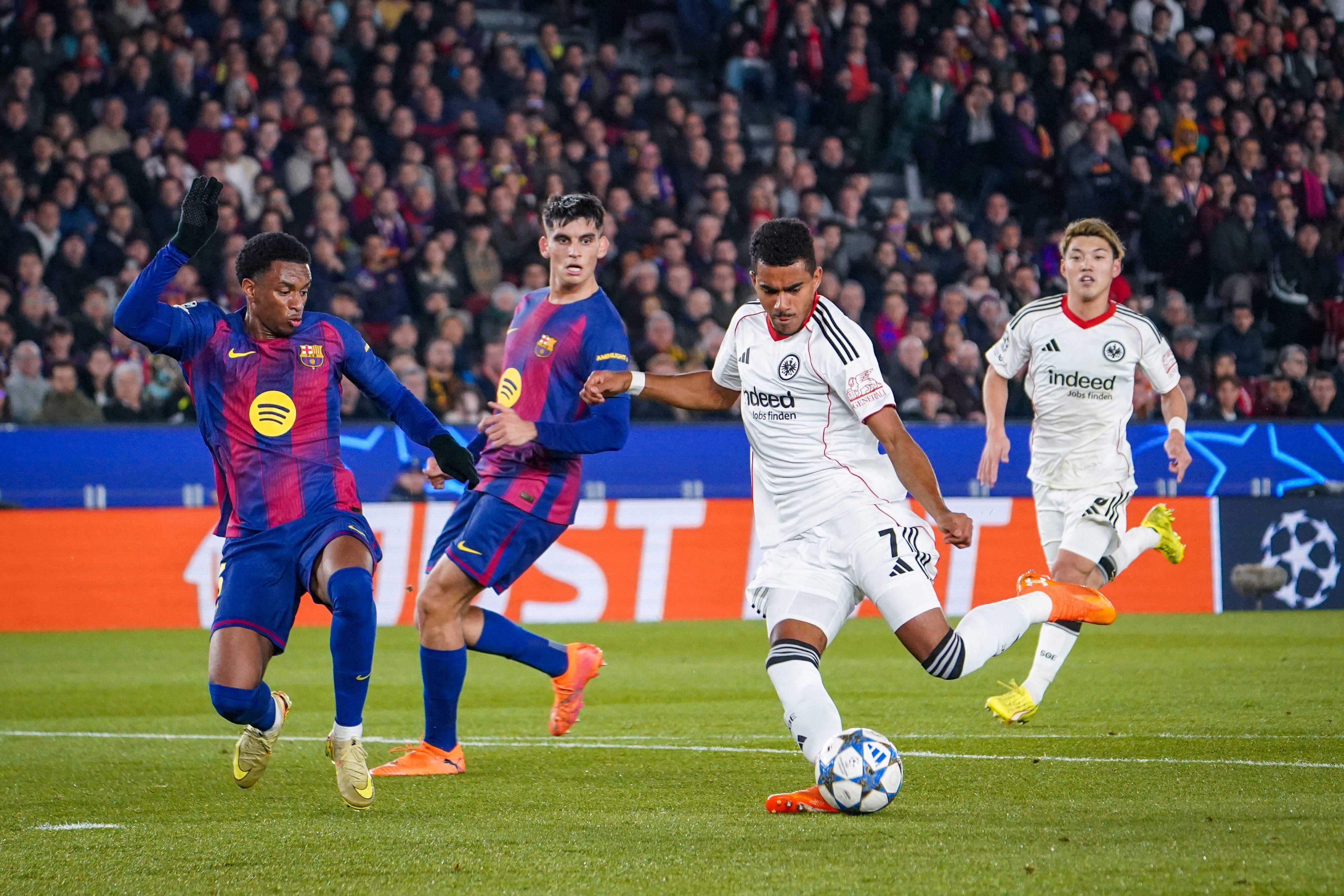 Дубль Кунде принёс «Барселоне» победу над «Айнтрахтом».