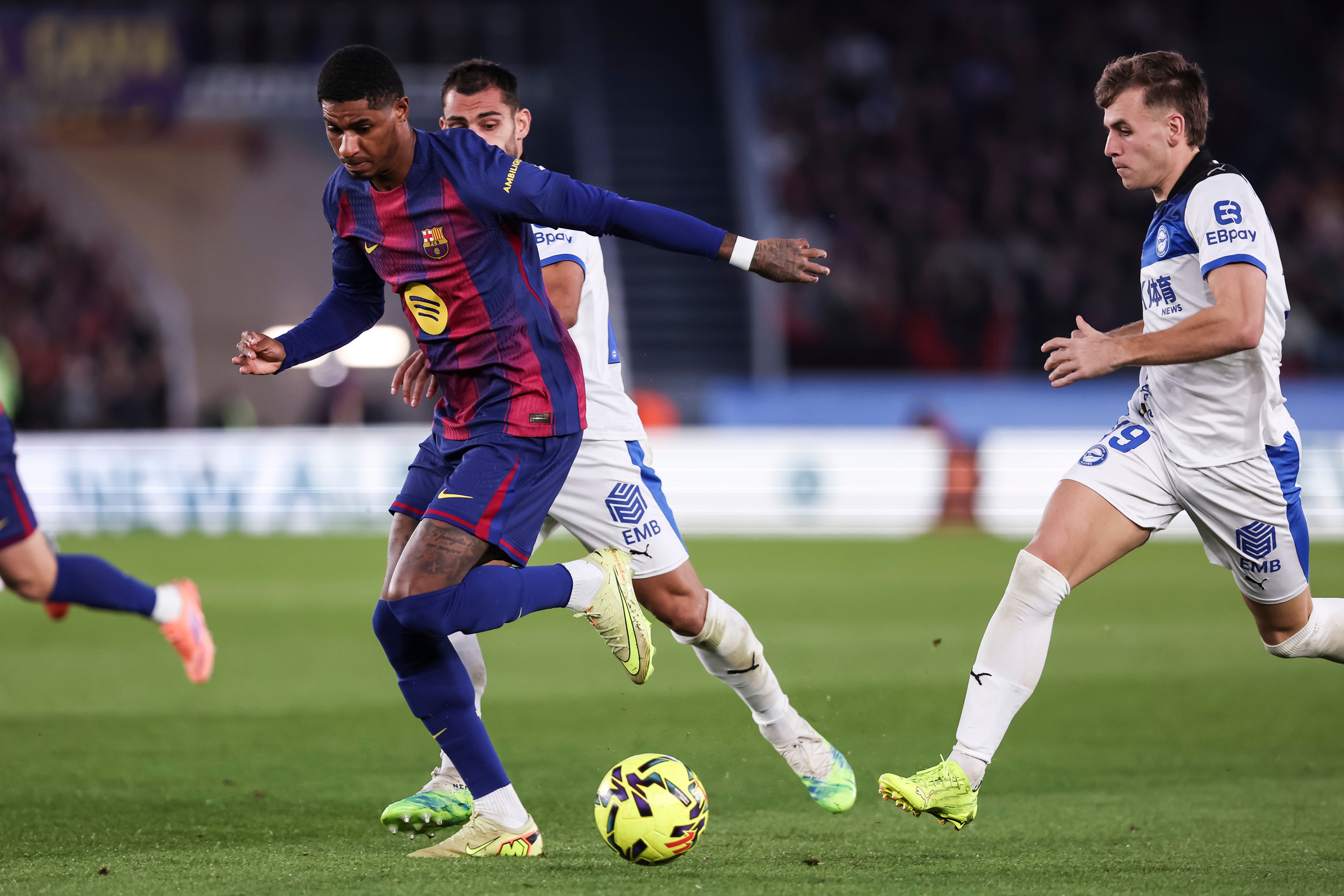 «Барселона» одержала волевую победу над «Алавесом» и вышла на первое место в Ла Лиге.